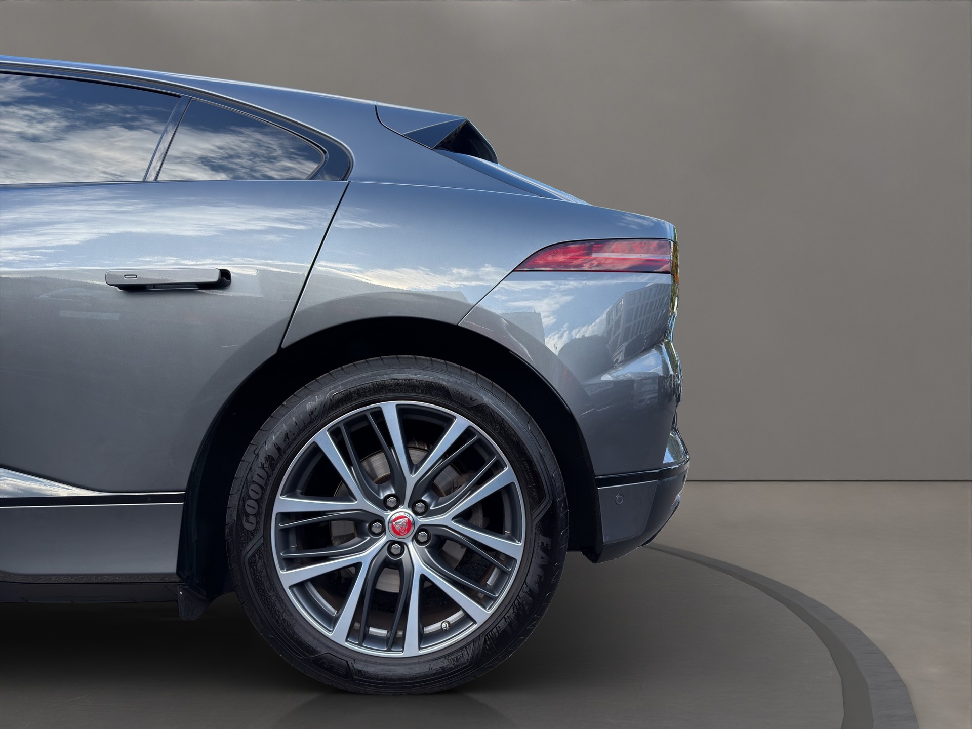 JAGUAR I-Pace EV400 First Edition AWD-image-18