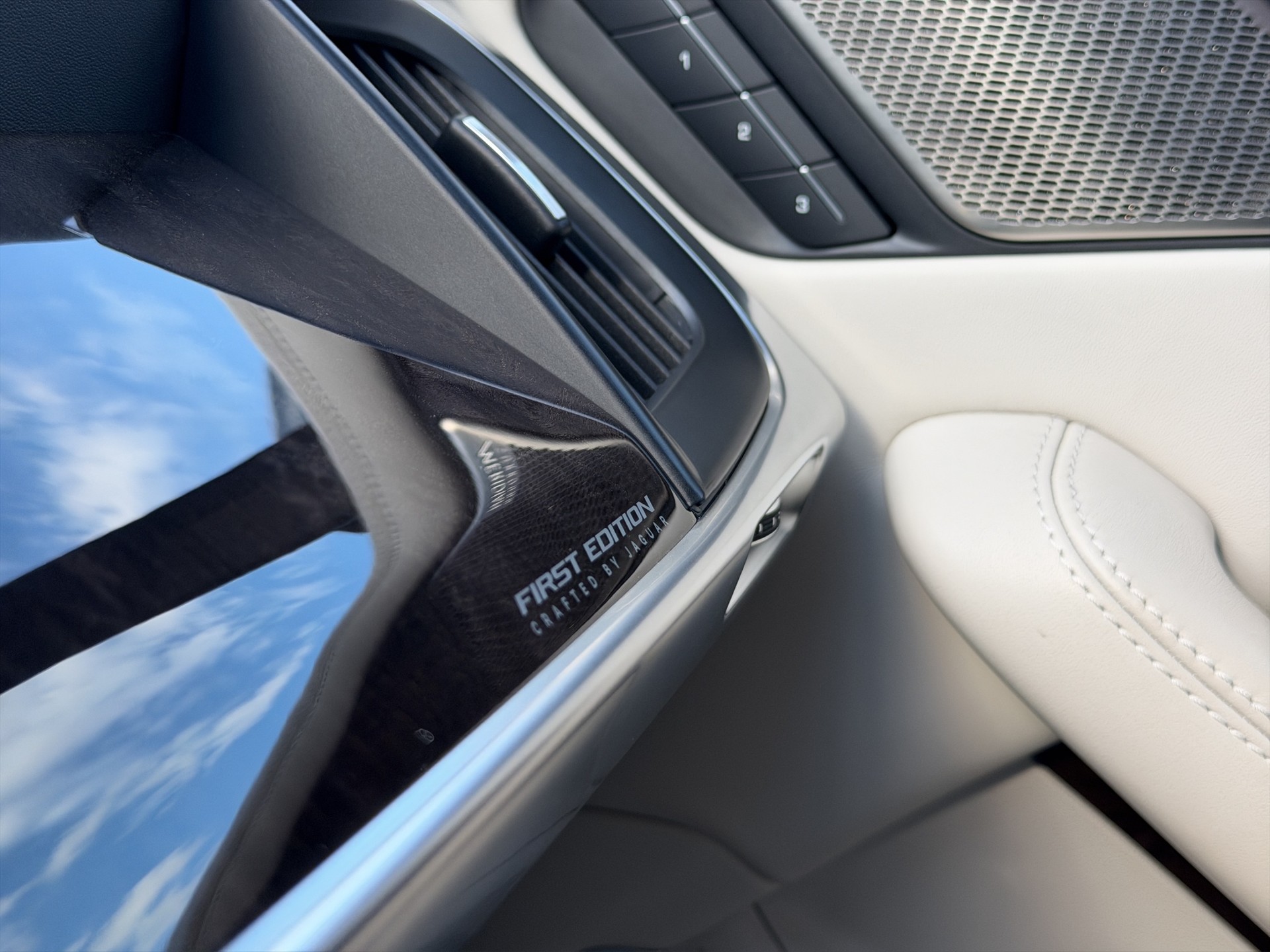 JAGUAR I-Pace EV400 First Edition AWD-image-17