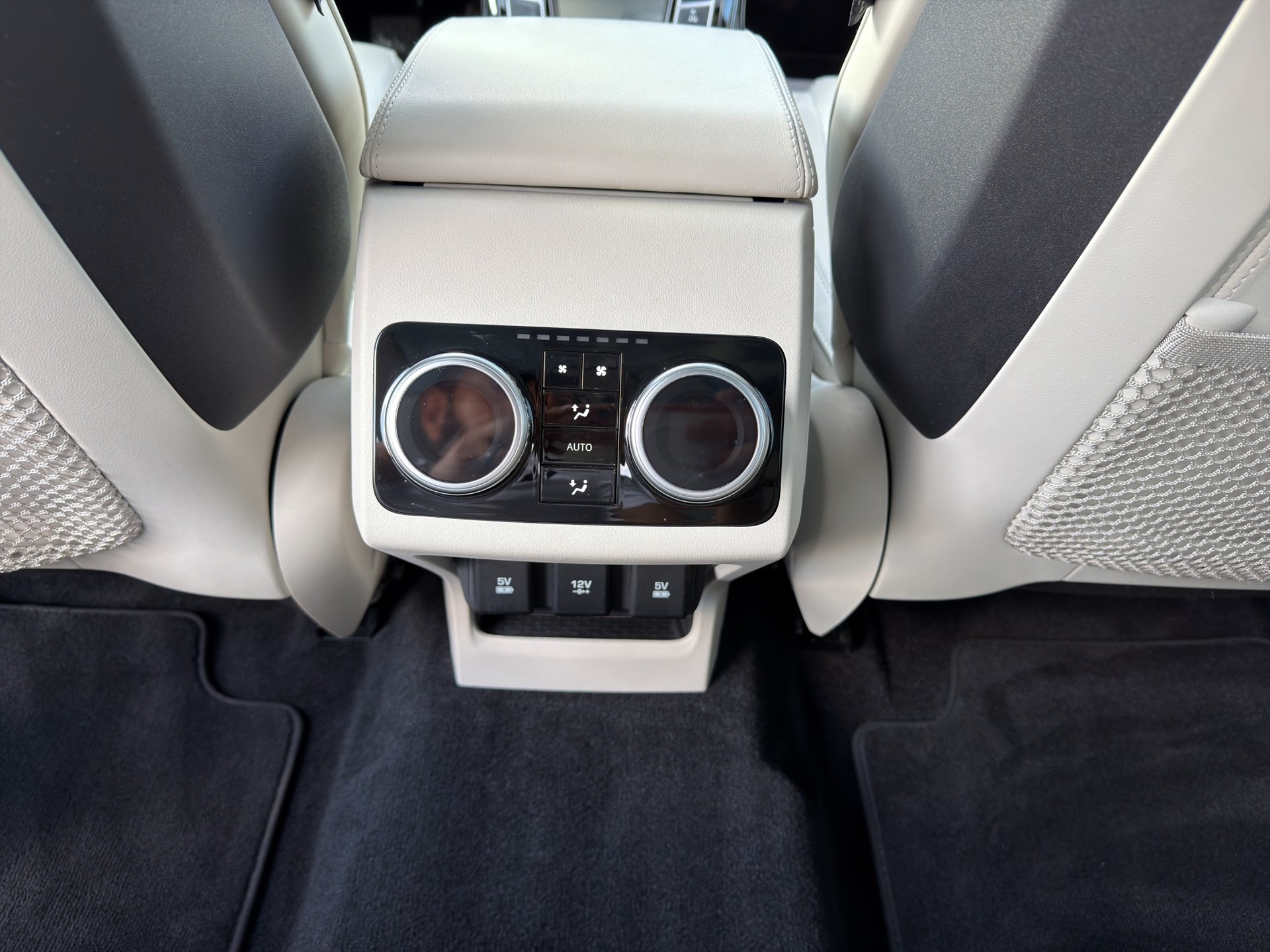 JAGUAR I-Pace EV400 First Edition AWD-image-14