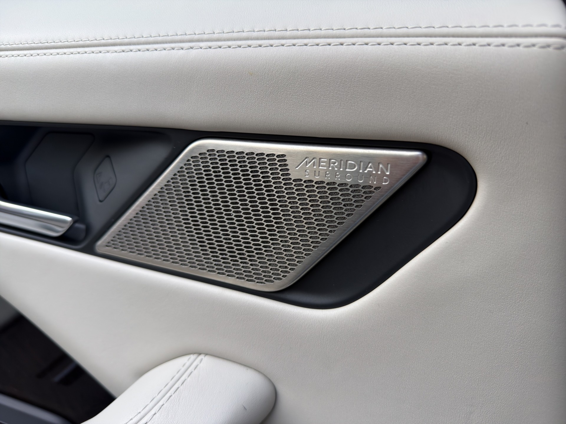 JAGUAR I-Pace EV400 First Edition AWD-image-15