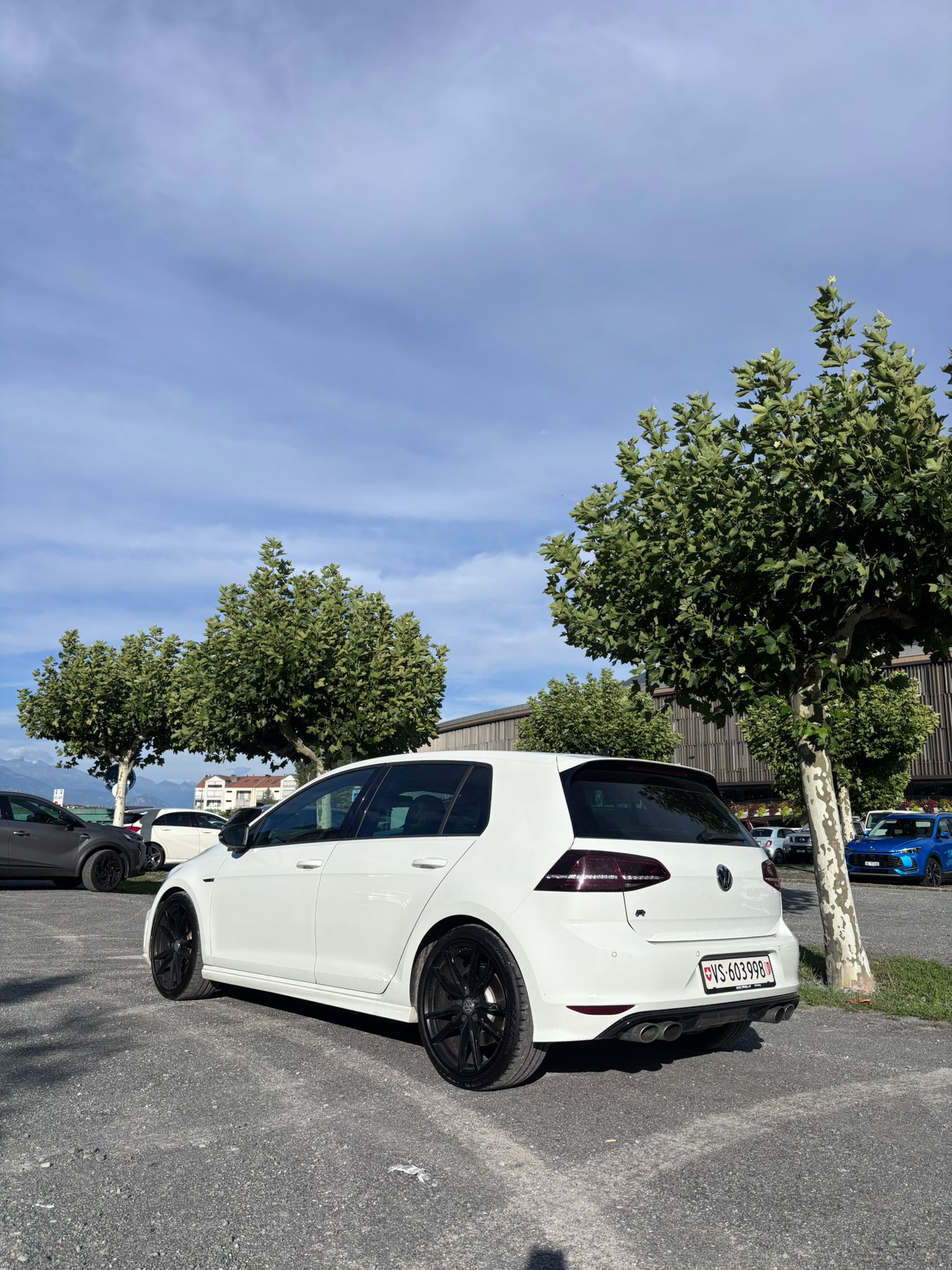 VW 2.0 TSI R DSG 4motion-image-1