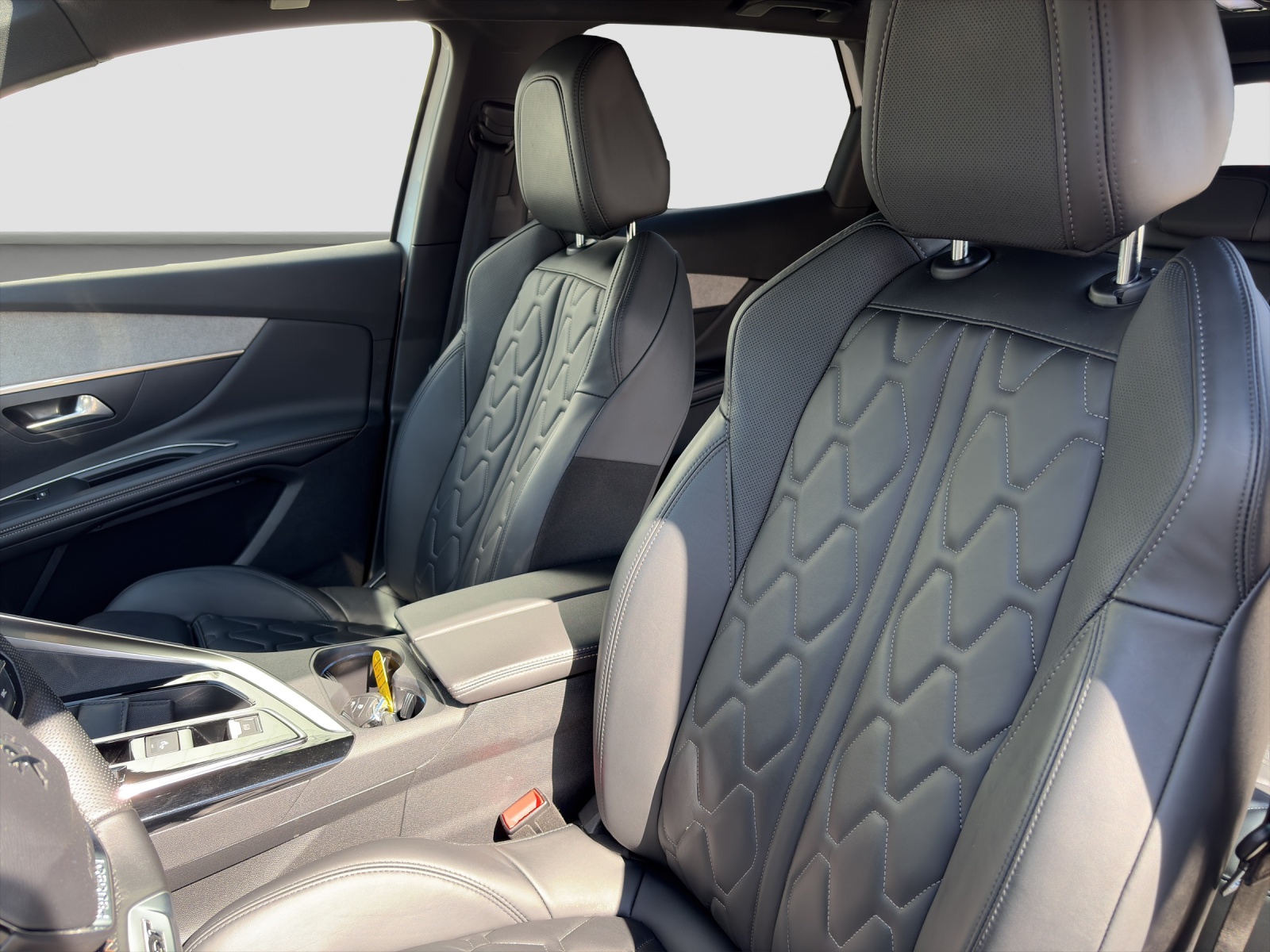 PEUGEOT 3008 1.6 Plug-in Hybrid4 GT-image-9