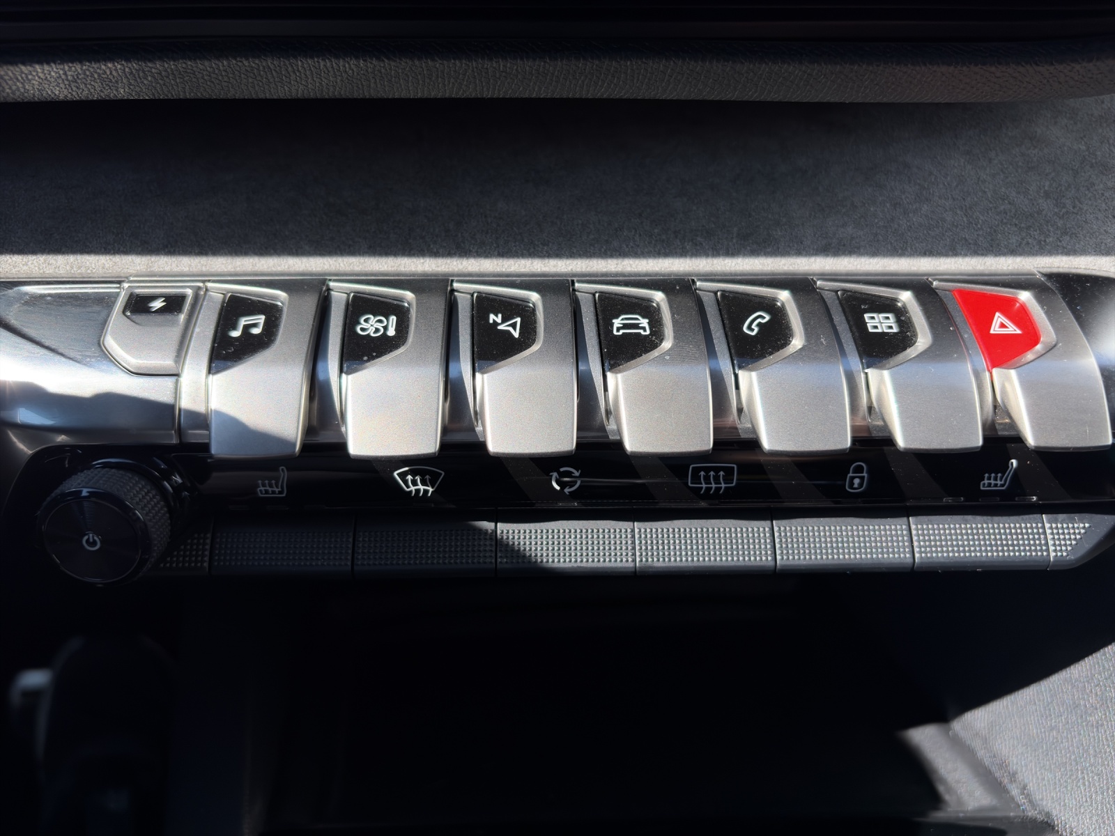 PEUGEOT 3008 1.6 Plug-in Hybrid4 GT-image-15