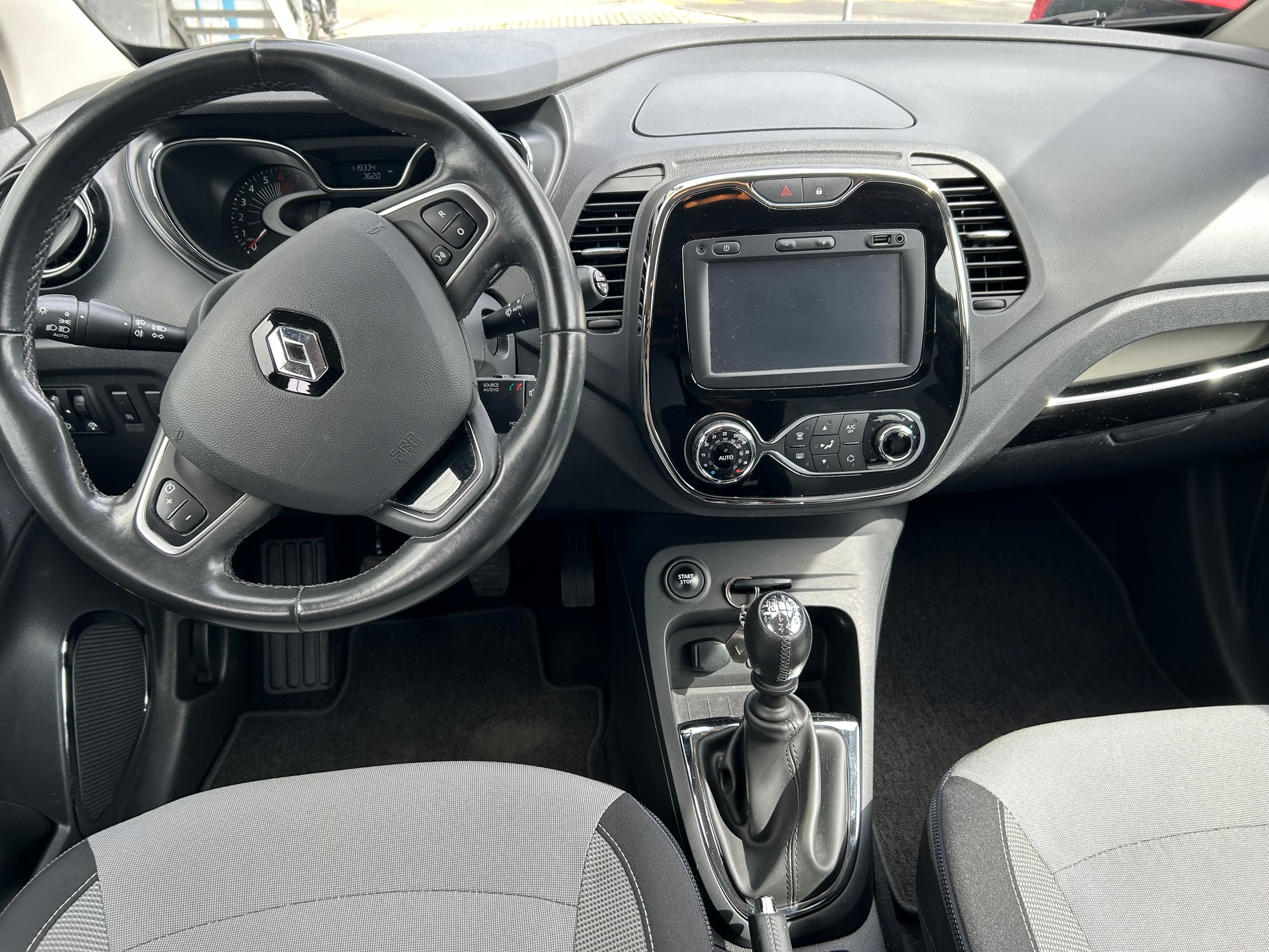 RENAULT Captur 1.2 T 16V Limited-image-8