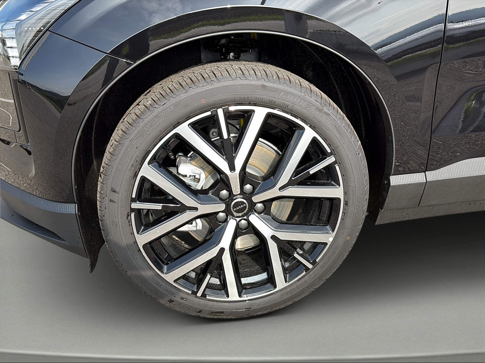 VOLVO EX30 P5 69 kWh Long Range Xcentric Black Edition-image-2