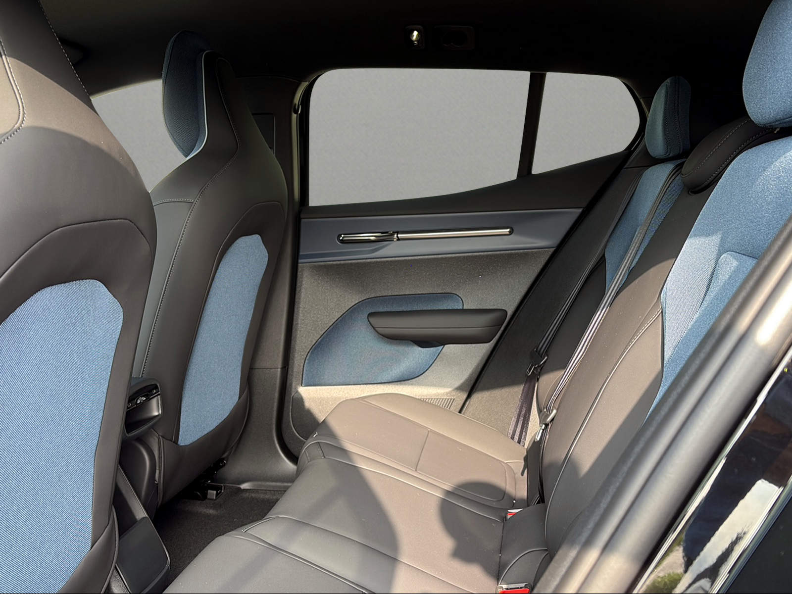 VOLVO EX30 P5 69 kWh Long Range Xcentric Black Edition-image-5