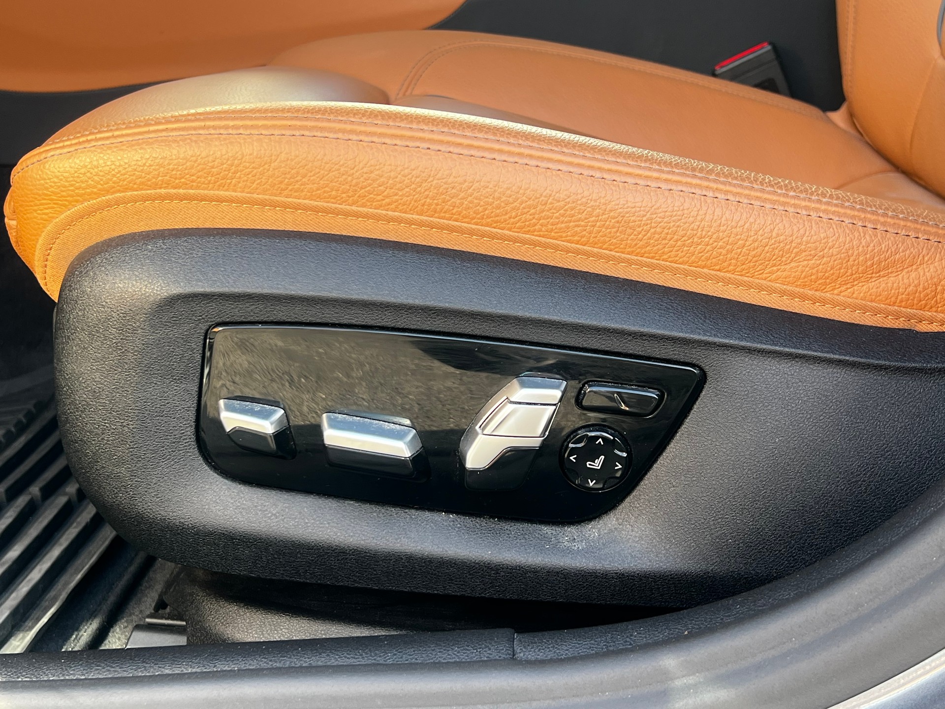 BMW M550i xDrive Steptronic-image-11