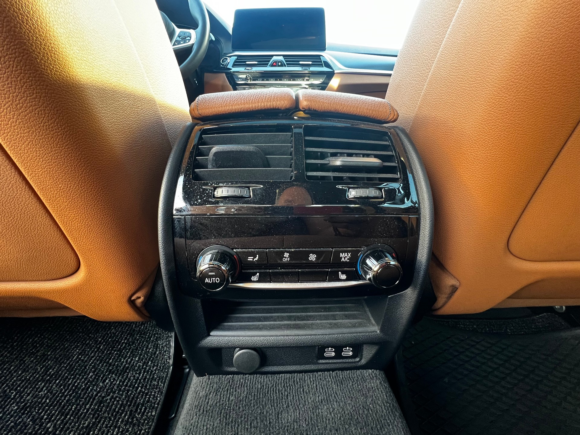 BMW M550i xDrive Steptronic-image-10