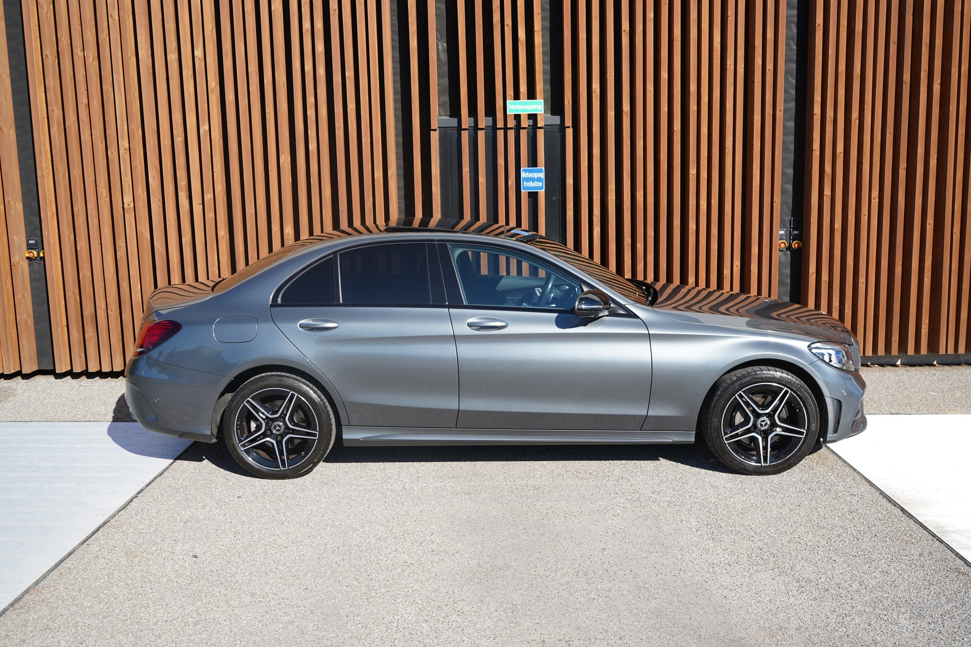 MERCEDES-BENZ C 200 SWISS STAR AMG LINE NIGHT 4MATIC 9G-TRONIC l 184 PS-image-4