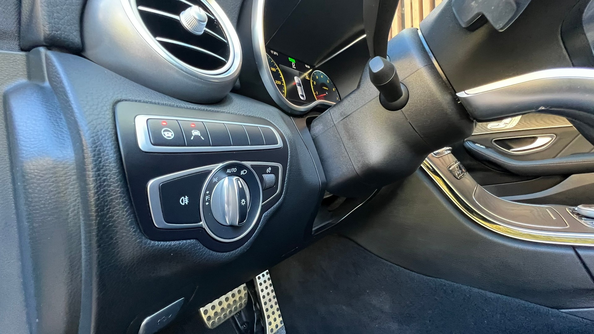 MERCEDES-BENZ C 200 SWISS STAR AMG LINE NIGHT 4MATIC 9G-TRONIC l 184 PS-image-27