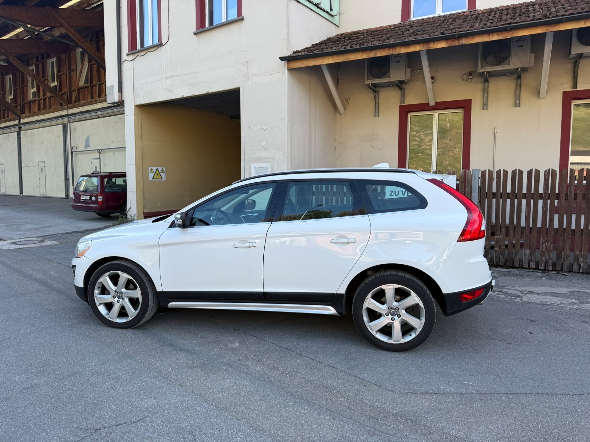 VOLVO XC60 D4 AWD Husky Edition Geartronic-image-5