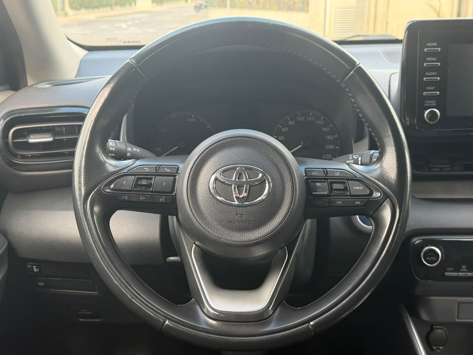 TOYOTA Yaris 1.5 Style e-CVT-image-12