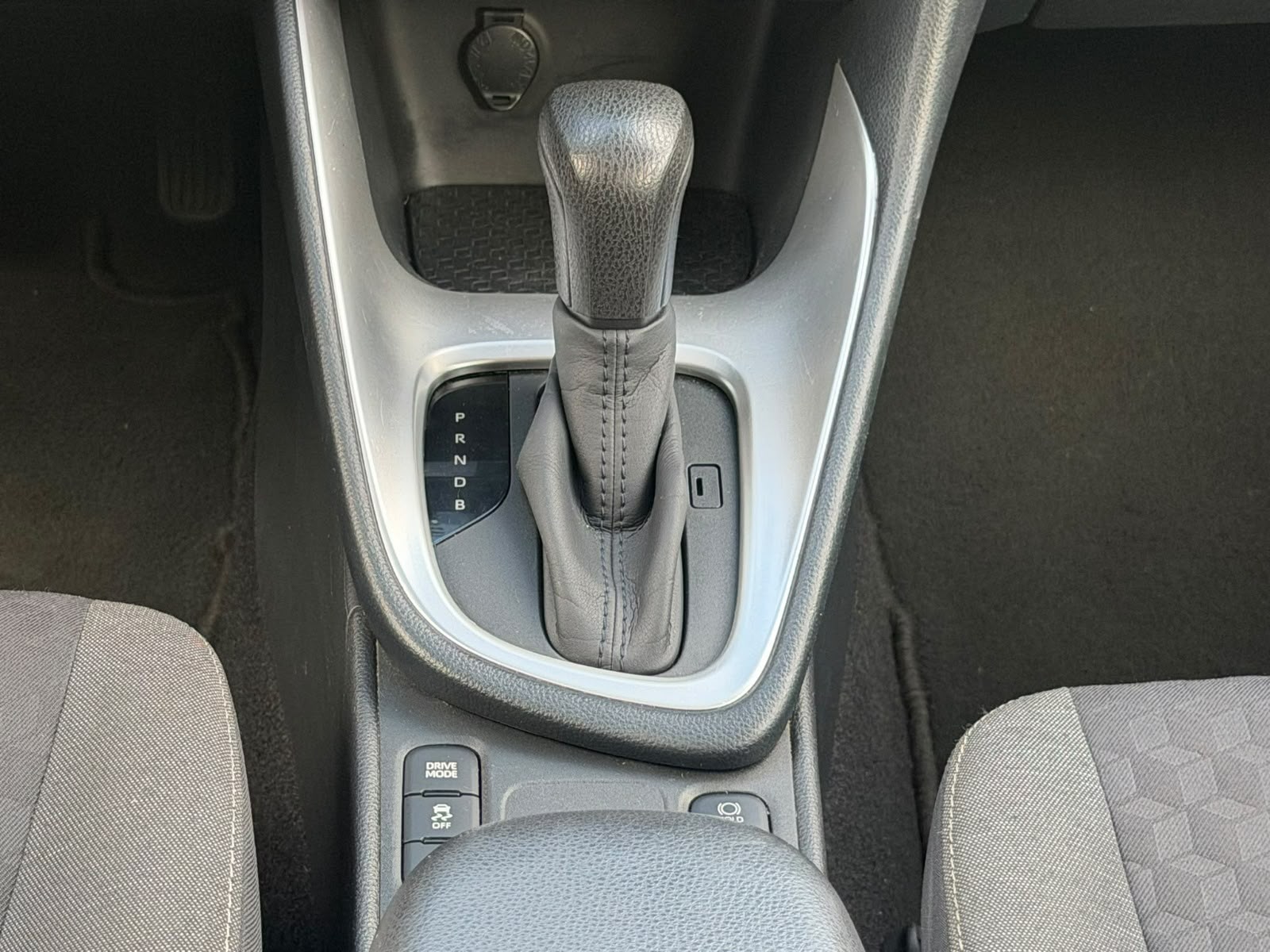 TOYOTA Yaris 1.5 Style e-CVT-image-27