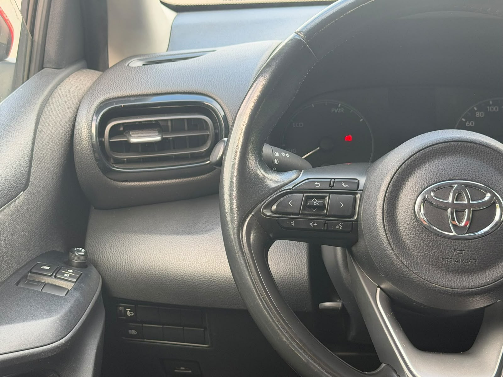 TOYOTA Yaris 1.5 Style e-CVT-image-13