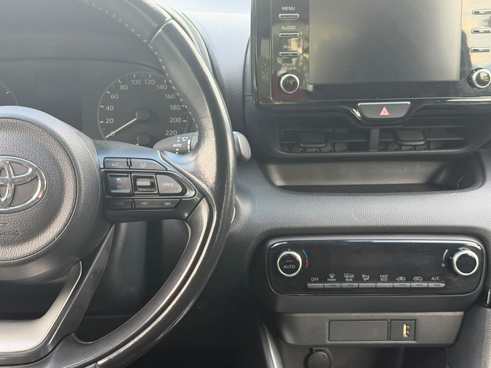 TOYOTA Yaris 1.5 Style e-CVT-image-14