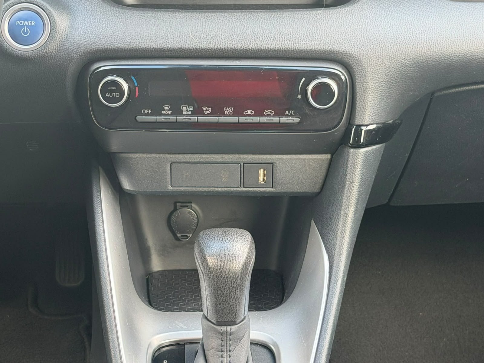 TOYOTA Yaris 1.5 Style e-CVT-image-26