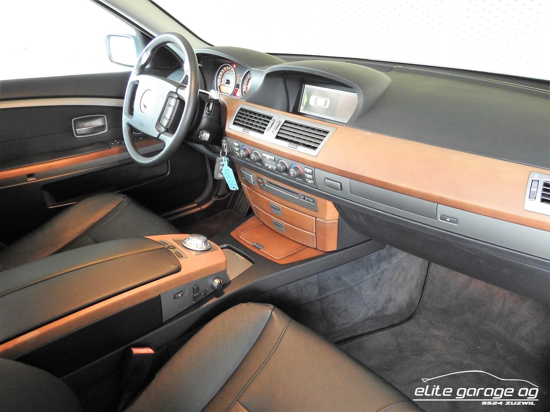 BMW 745i-image-6