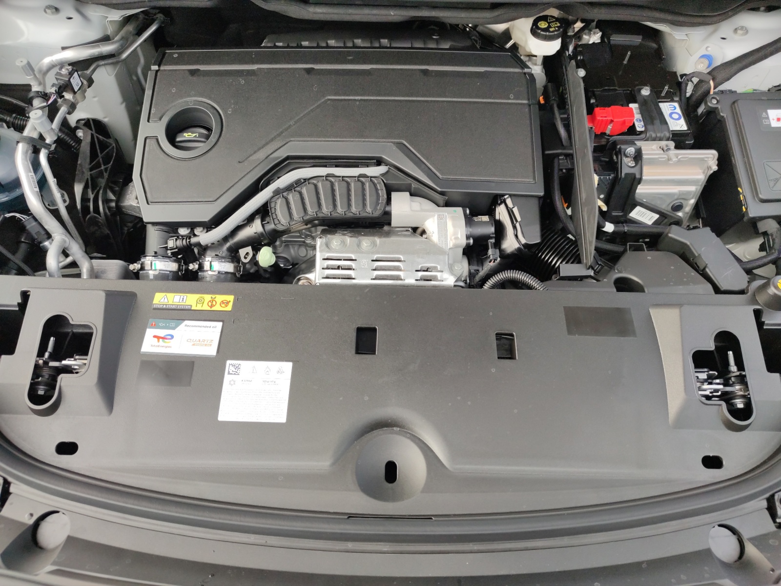 PEUGEOT 3008 1.2 Hybrid GT-image-8