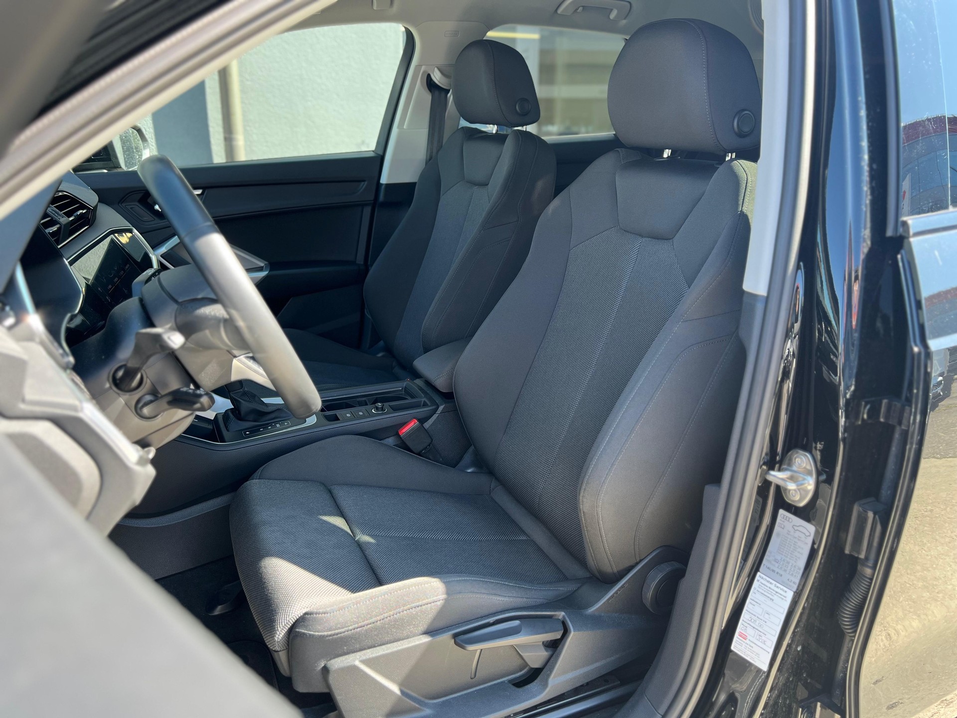 AUDI Q3 35 TDI S line quattro S-tronic-image-4
