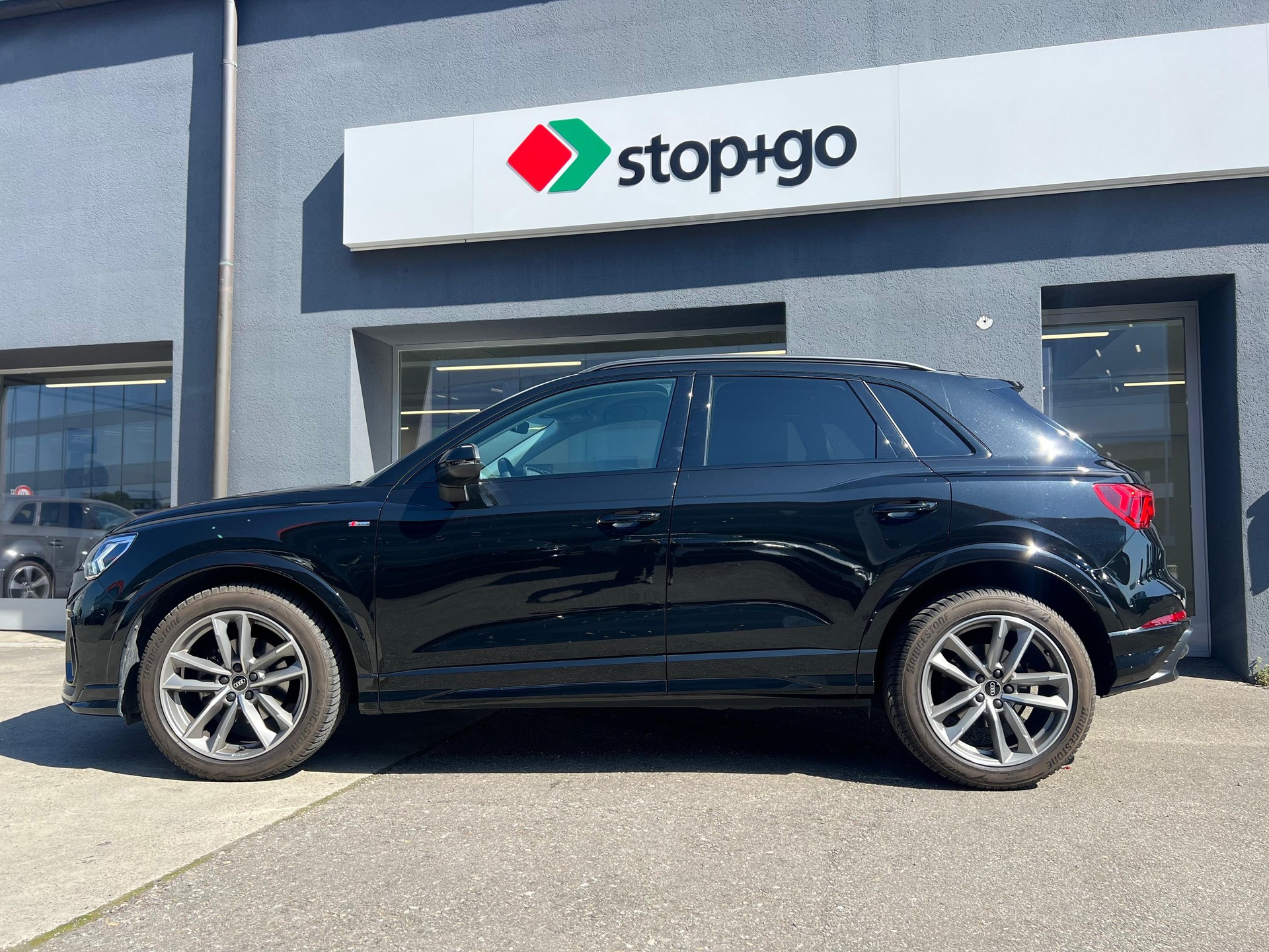 AUDI Q3 35 TDI S line quattro S-tronic-image-1