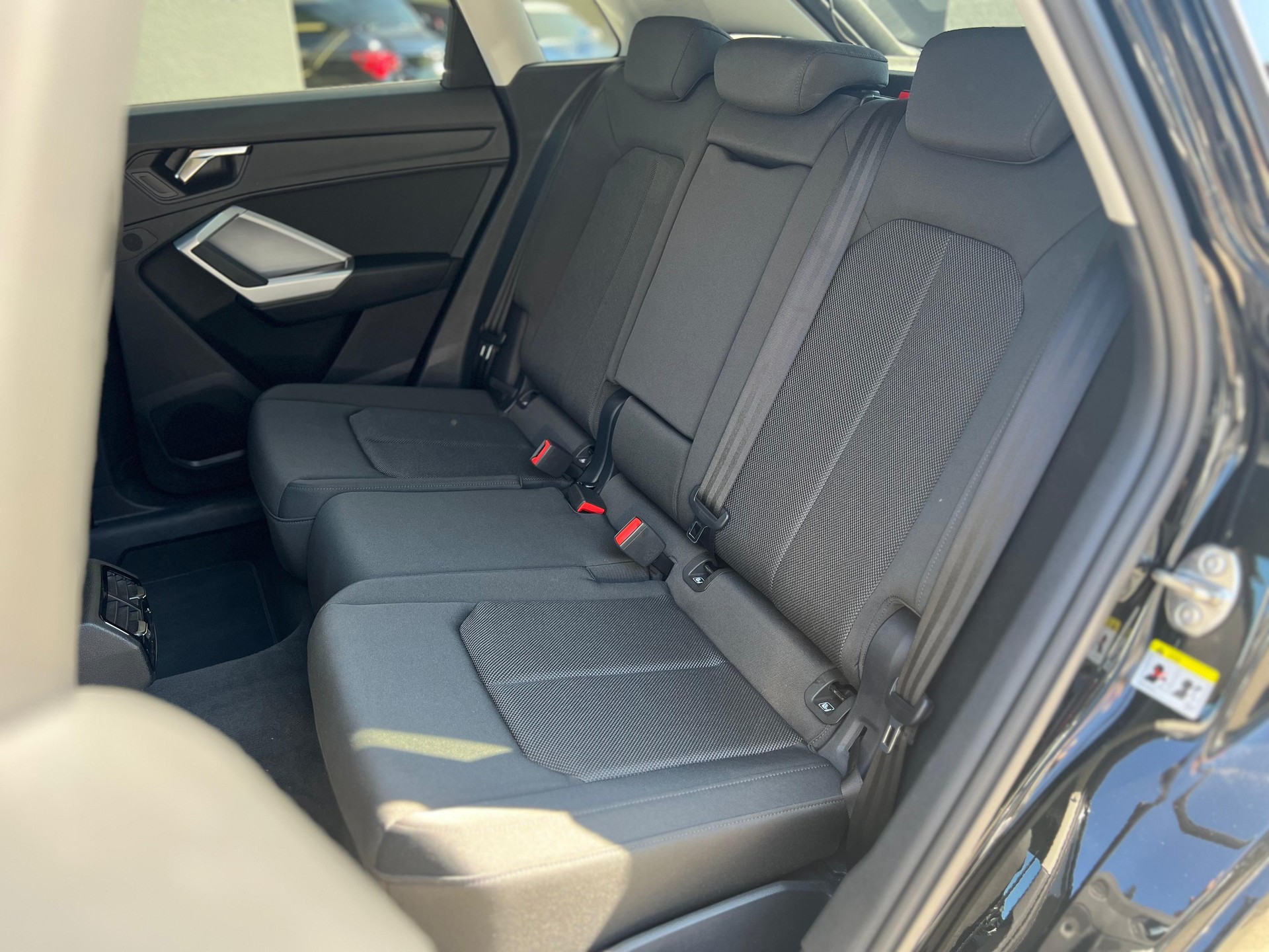 AUDI Q3 35 TDI S line quattro S-tronic-image-9