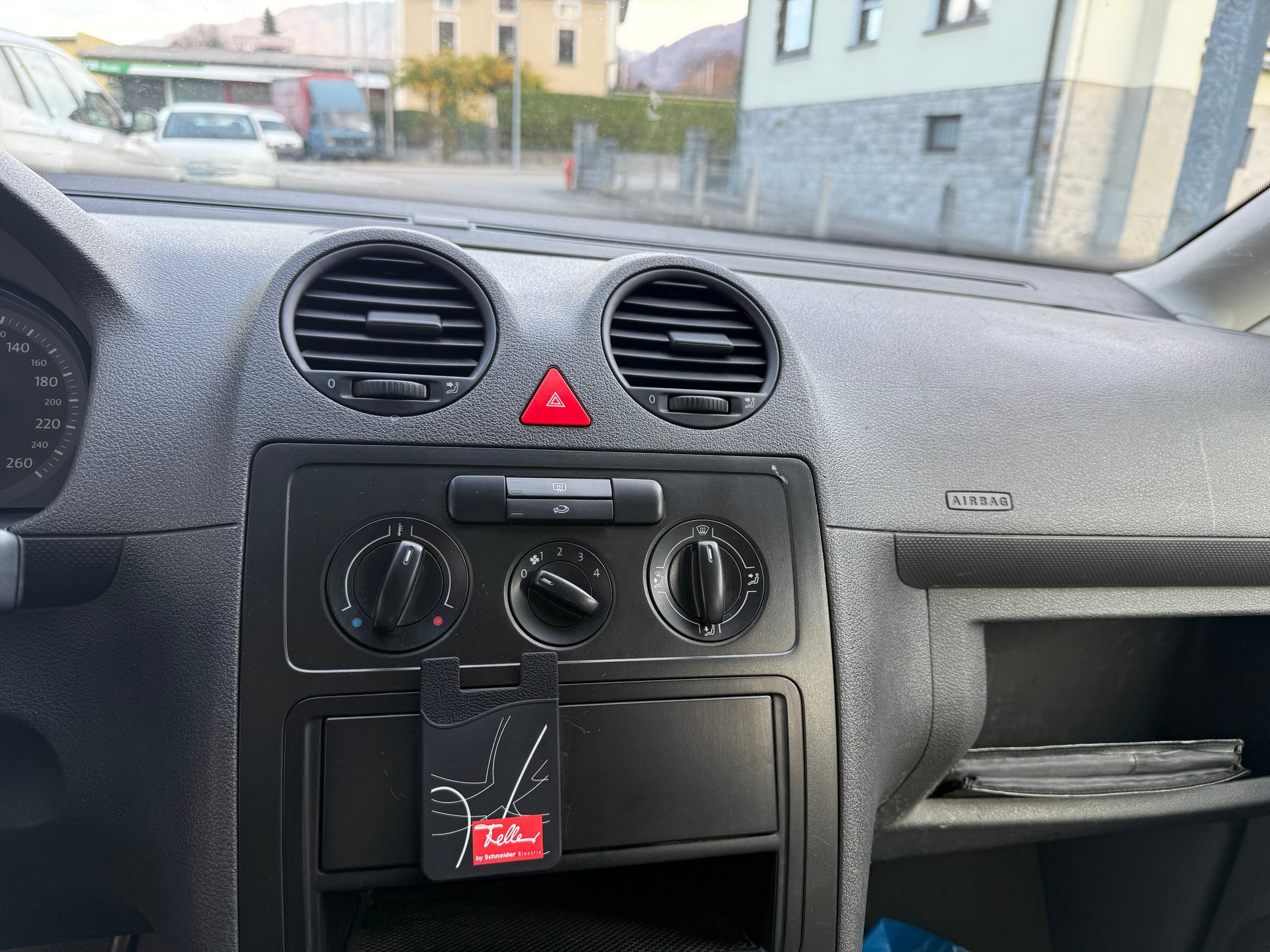 VW Caddy 1.4-image-10