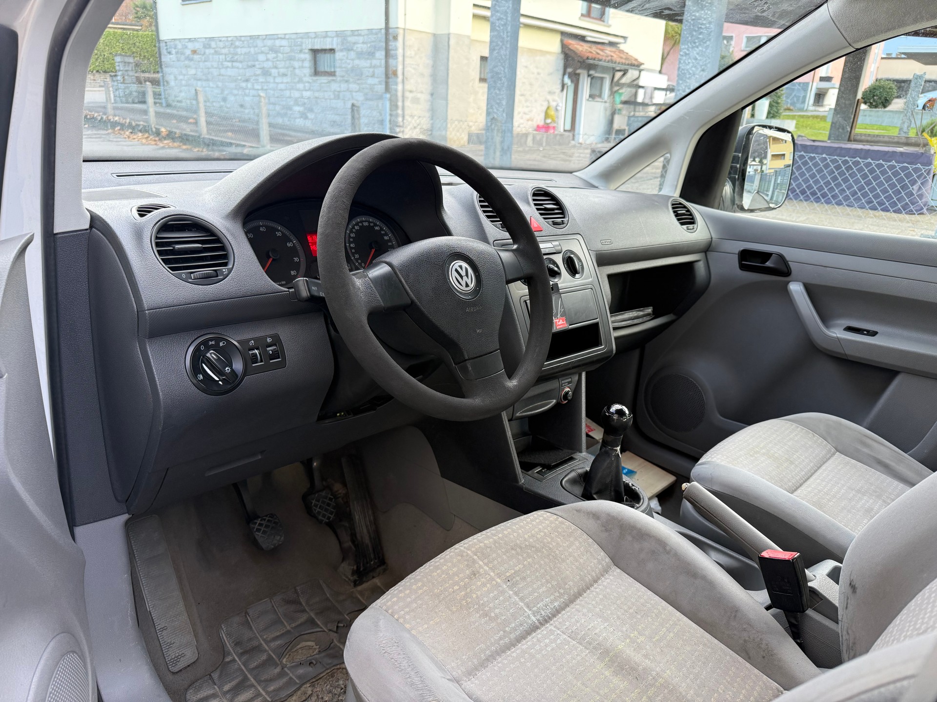 VW Caddy 1.4-image-8