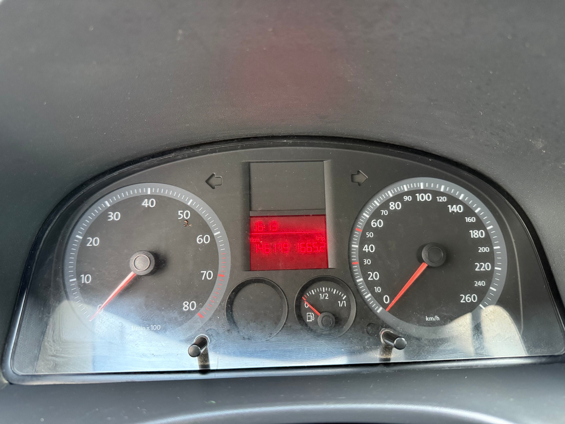 VW Caddy 1.4-image-11