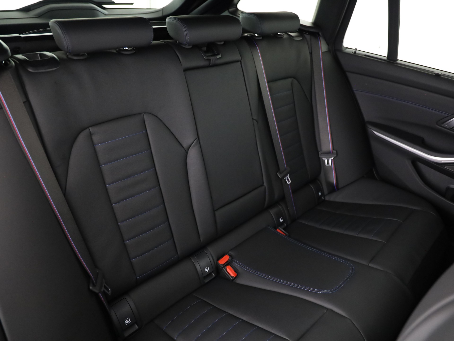 BMW 320d xDrive SAG Touring-image-14
