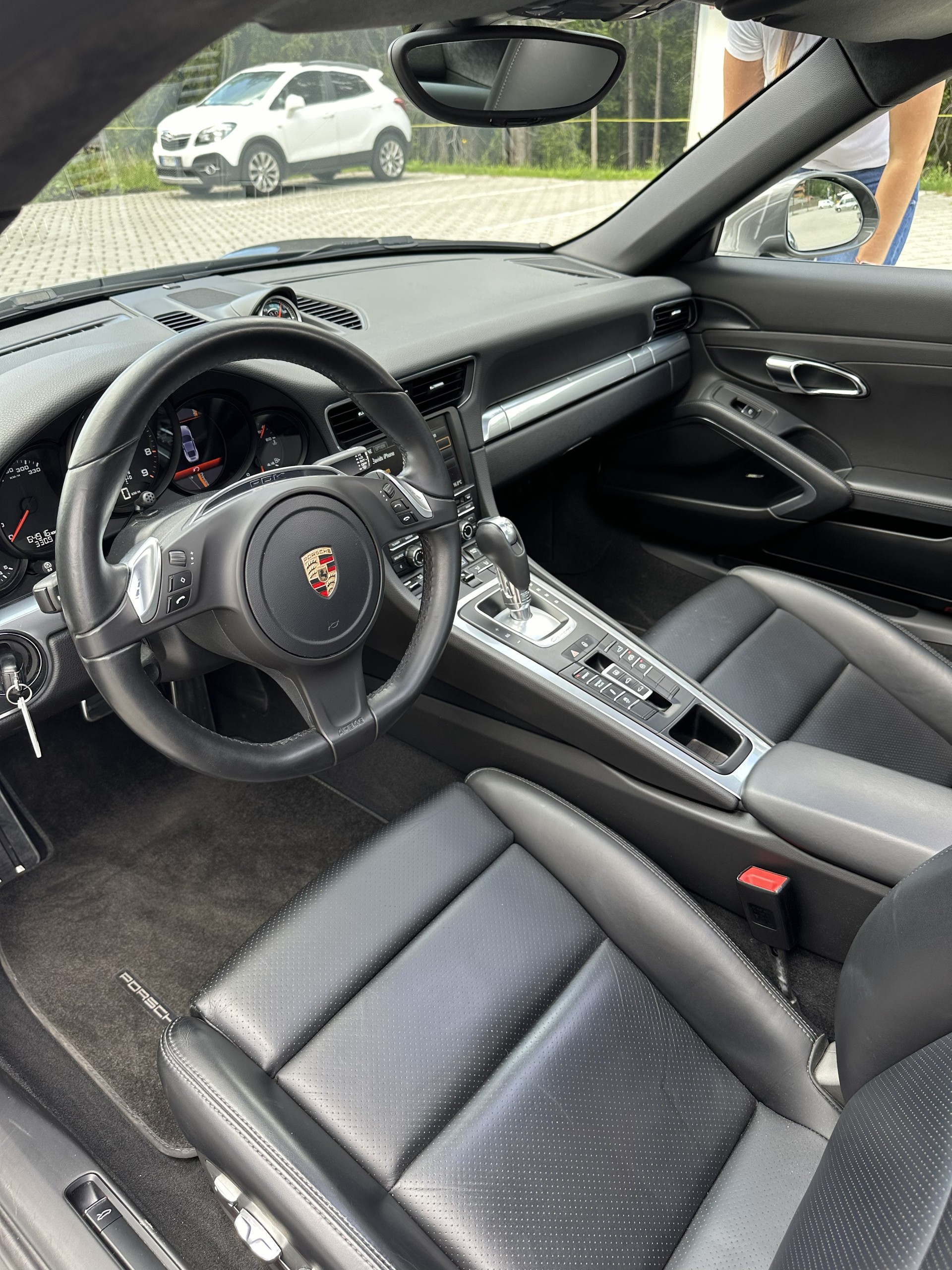 PORSCHE 911 Carrera 4S-image-1