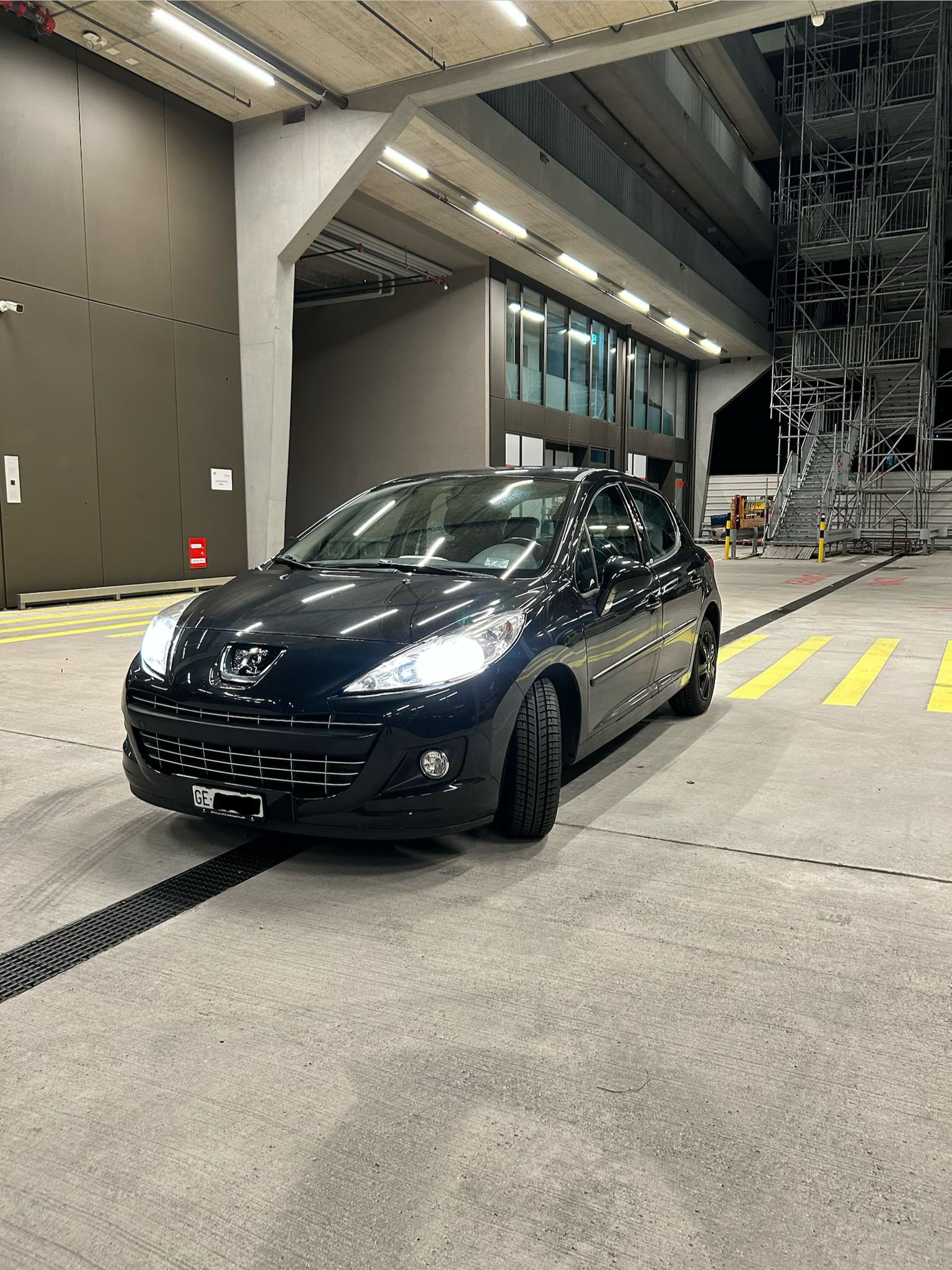 PEUGEOT 207 1.4 16V Swiss Edition-image-1