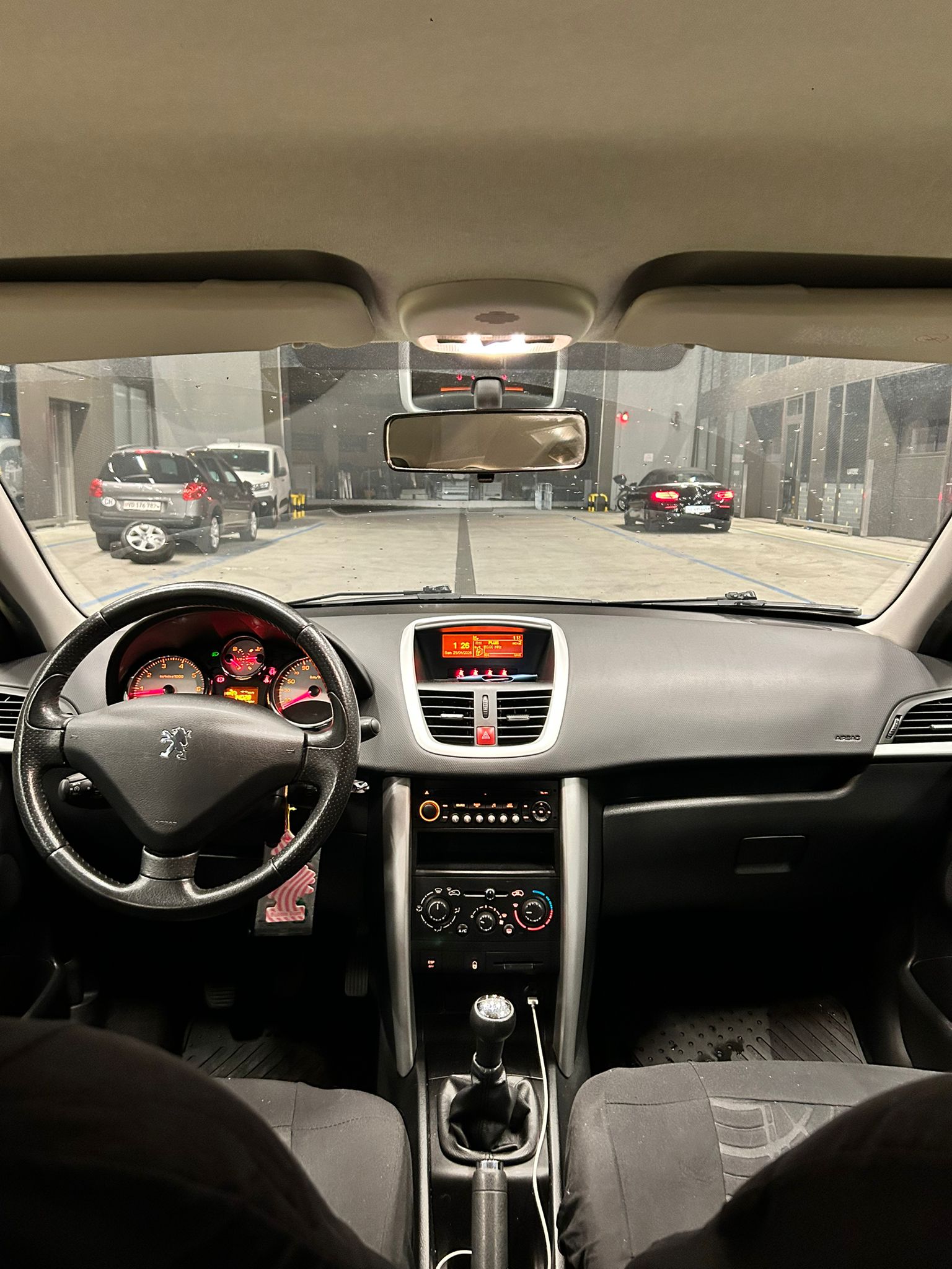 PEUGEOT 207 1.4 16V Swiss Edition-image-4
