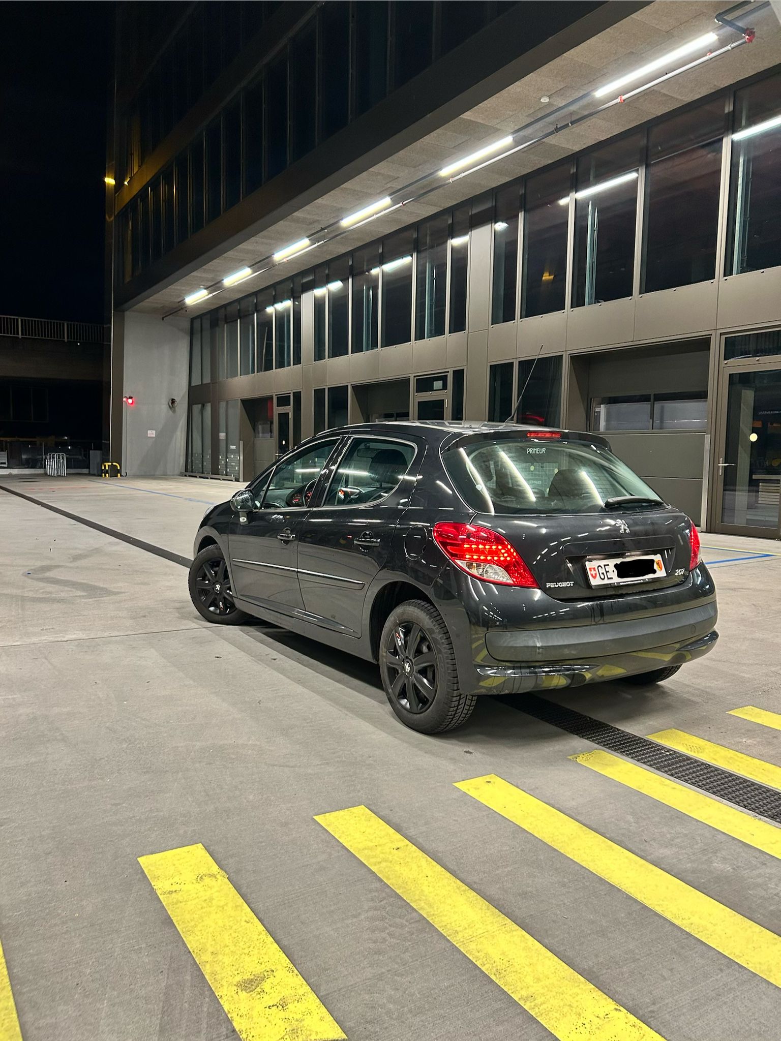 PEUGEOT 207 1.4 16V Swiss Edition-image-3