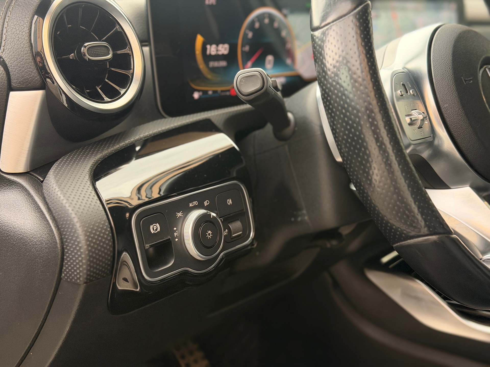 MERCEDES-BENZ A 35 AMG 4Matic Speedshift-image-14