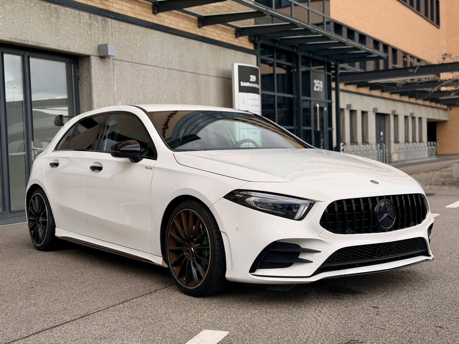 MERCEDES-BENZ A 35 AMG 4Matic Speedshift-image-3
