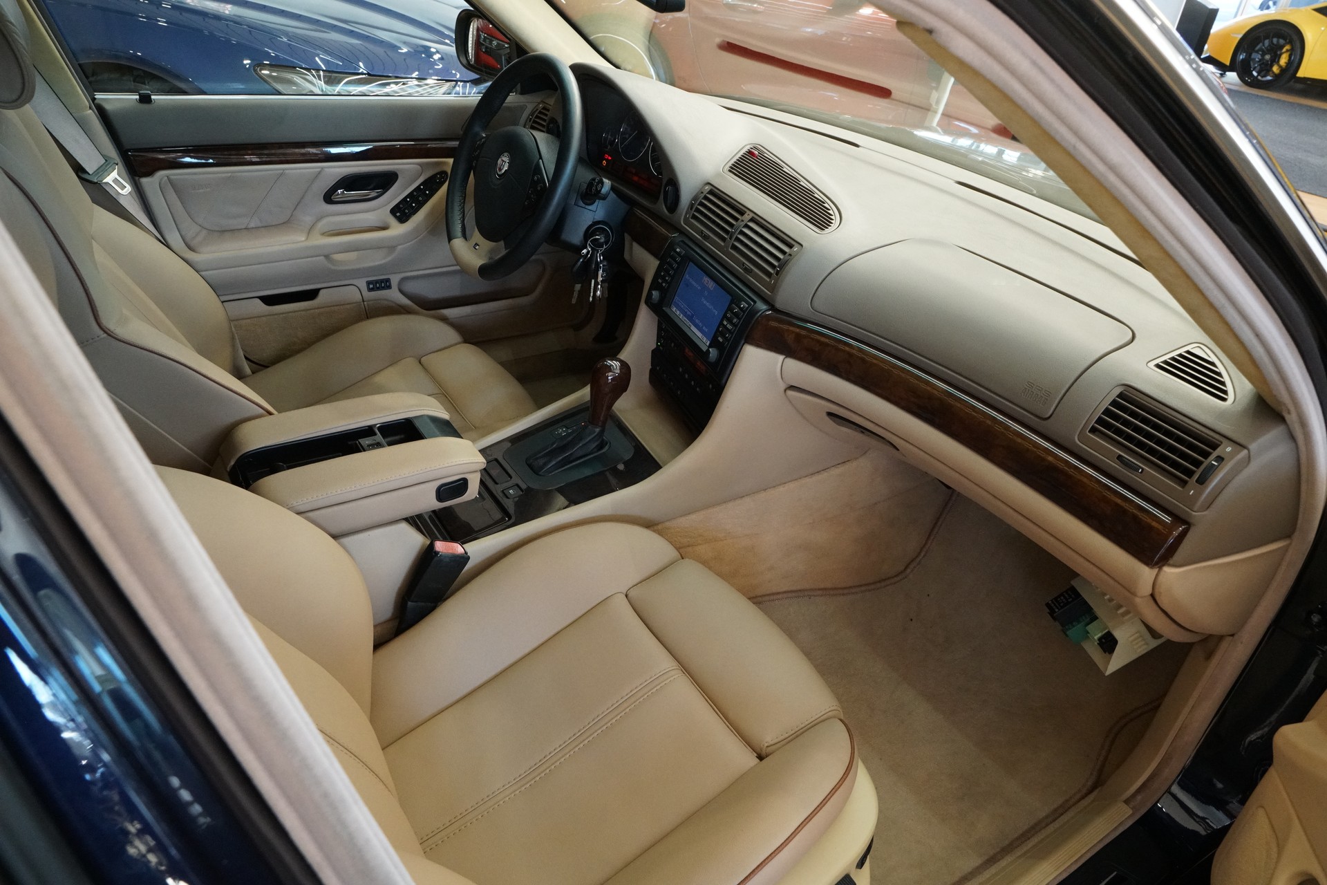 BMW 740i-image-12