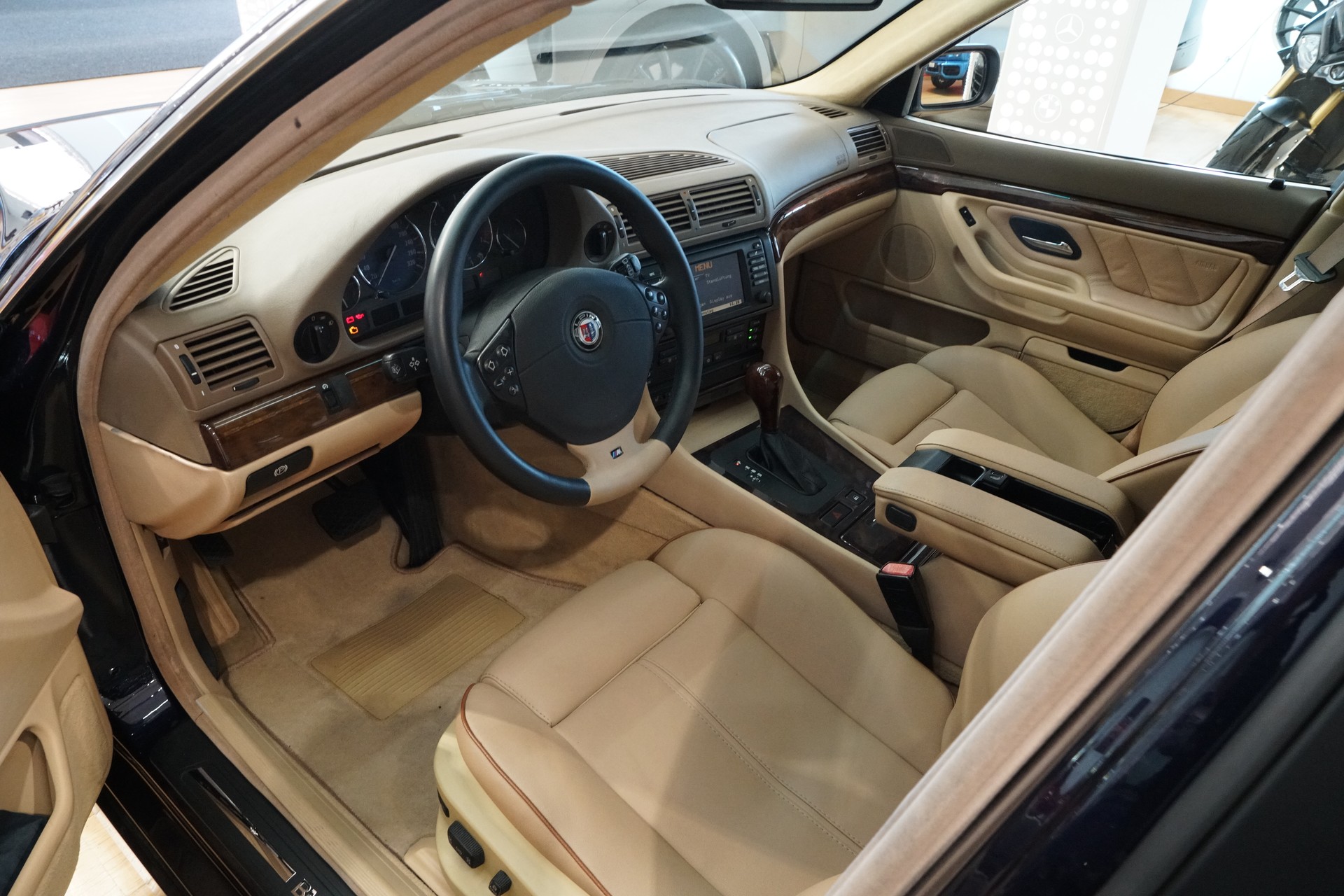BMW 740i-image-10