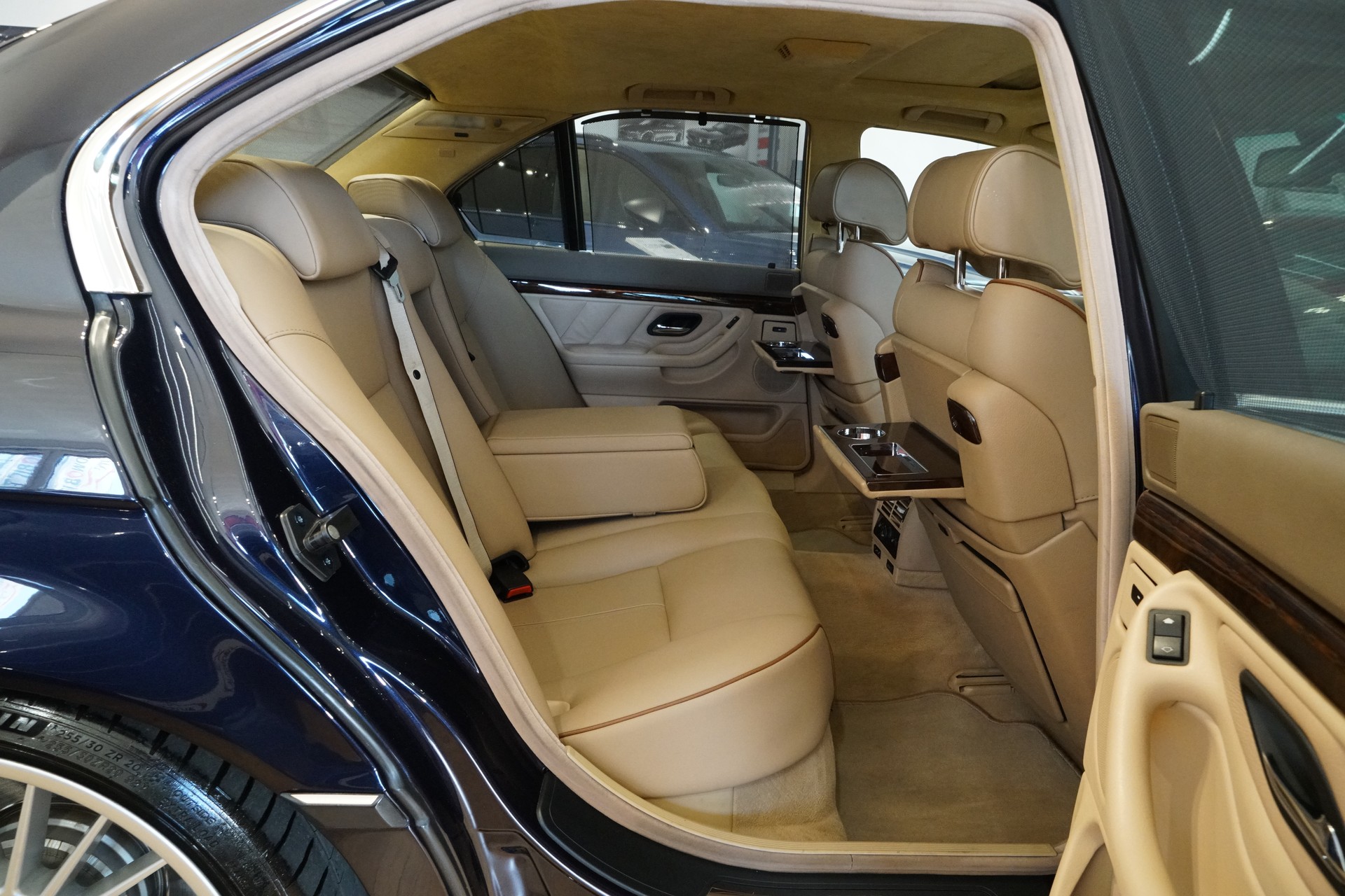 BMW 740i-image-16