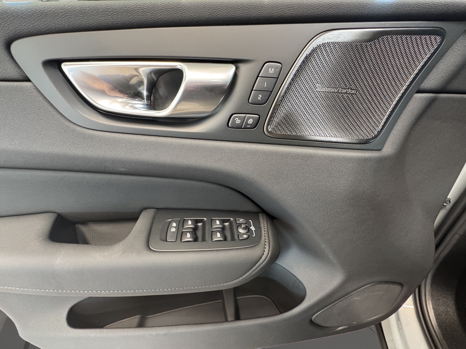 VOLVO XC60 2.0 T8 TE Ultra Dark eAWD-image-11