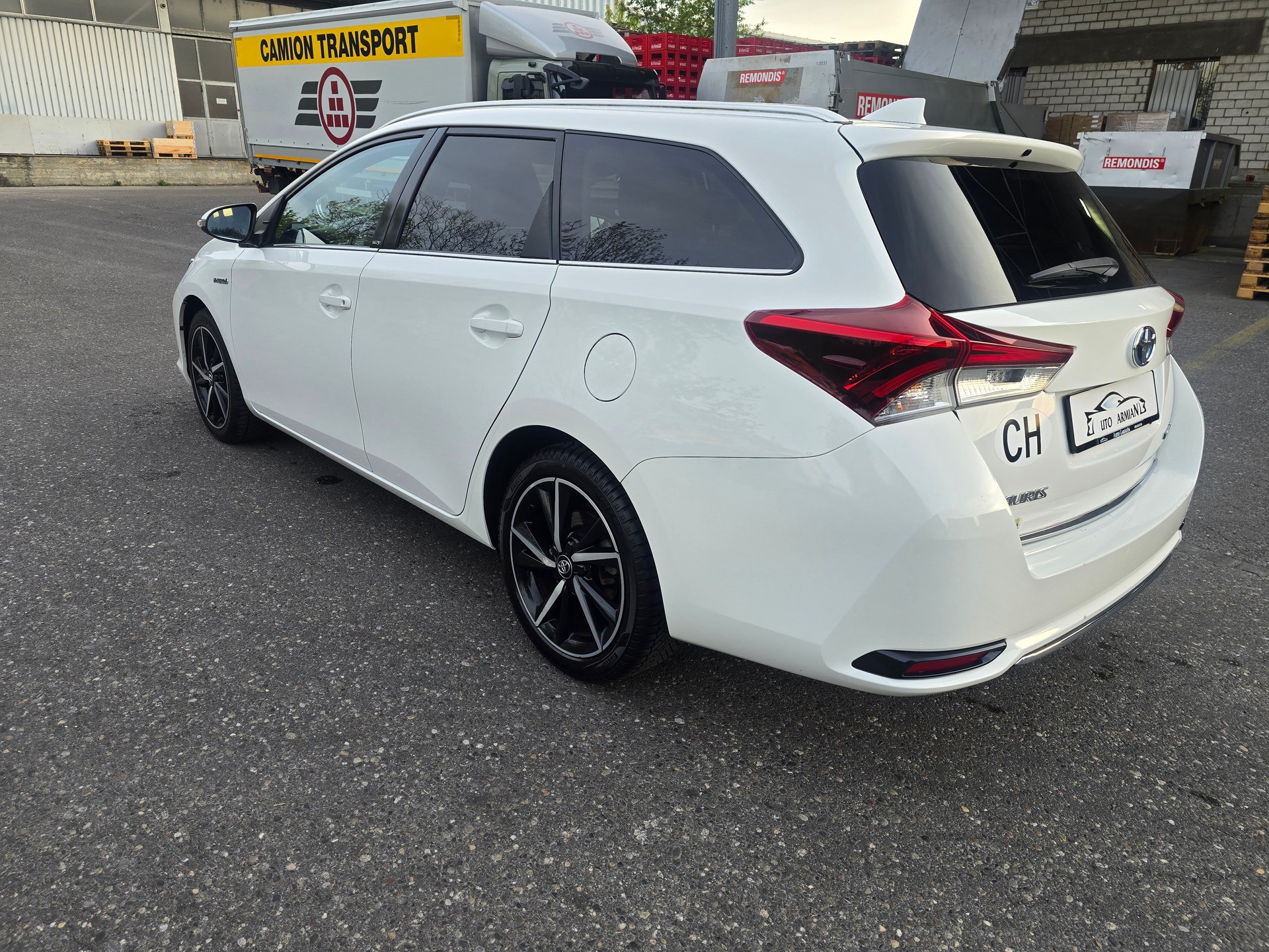 TOYOTA Auris Touring Sports 1.8 HSD Trend e-CVT-image-4