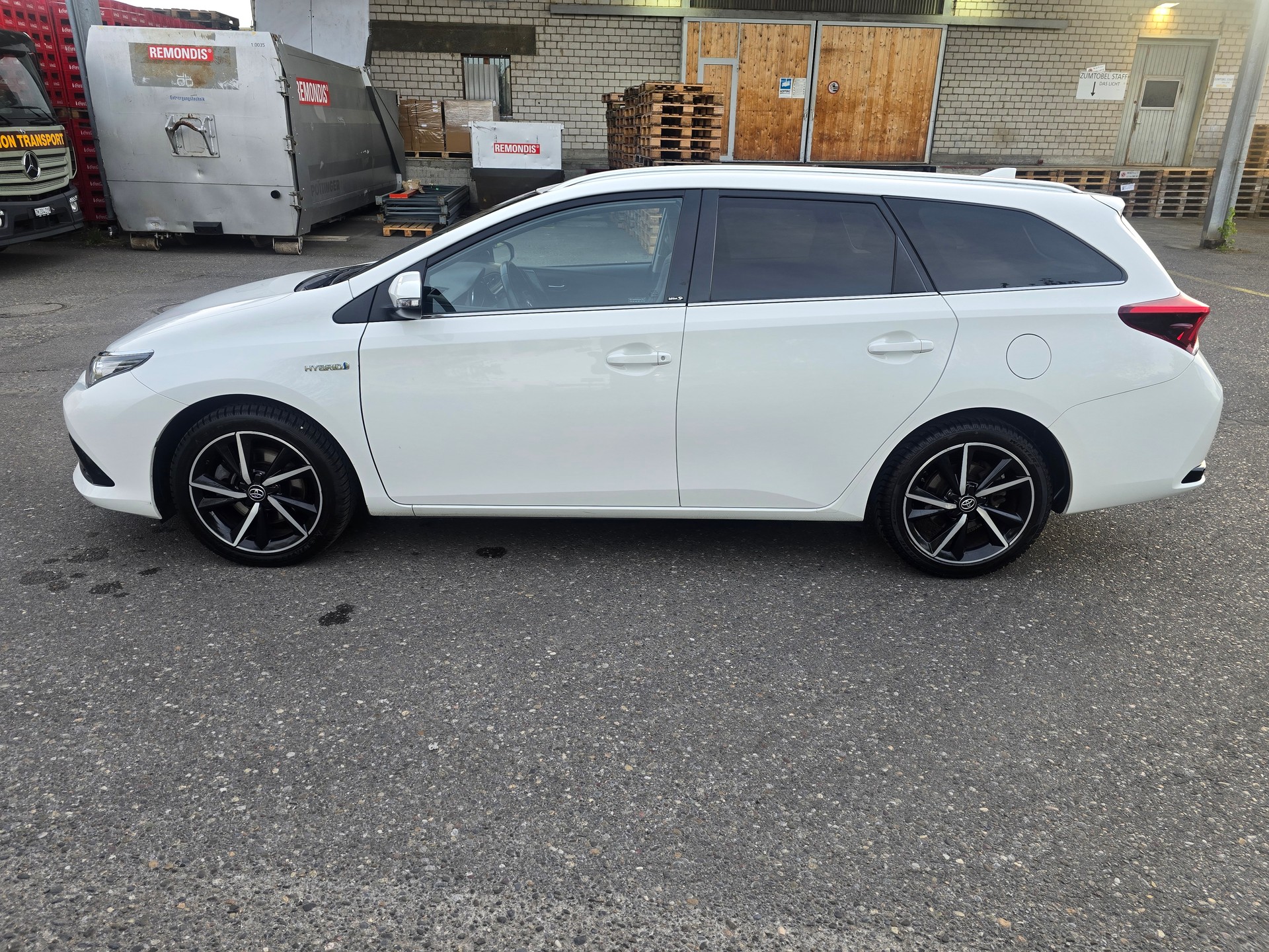 TOYOTA Auris Touring Sports 1.8 HSD Trend e-CVT-image-8
