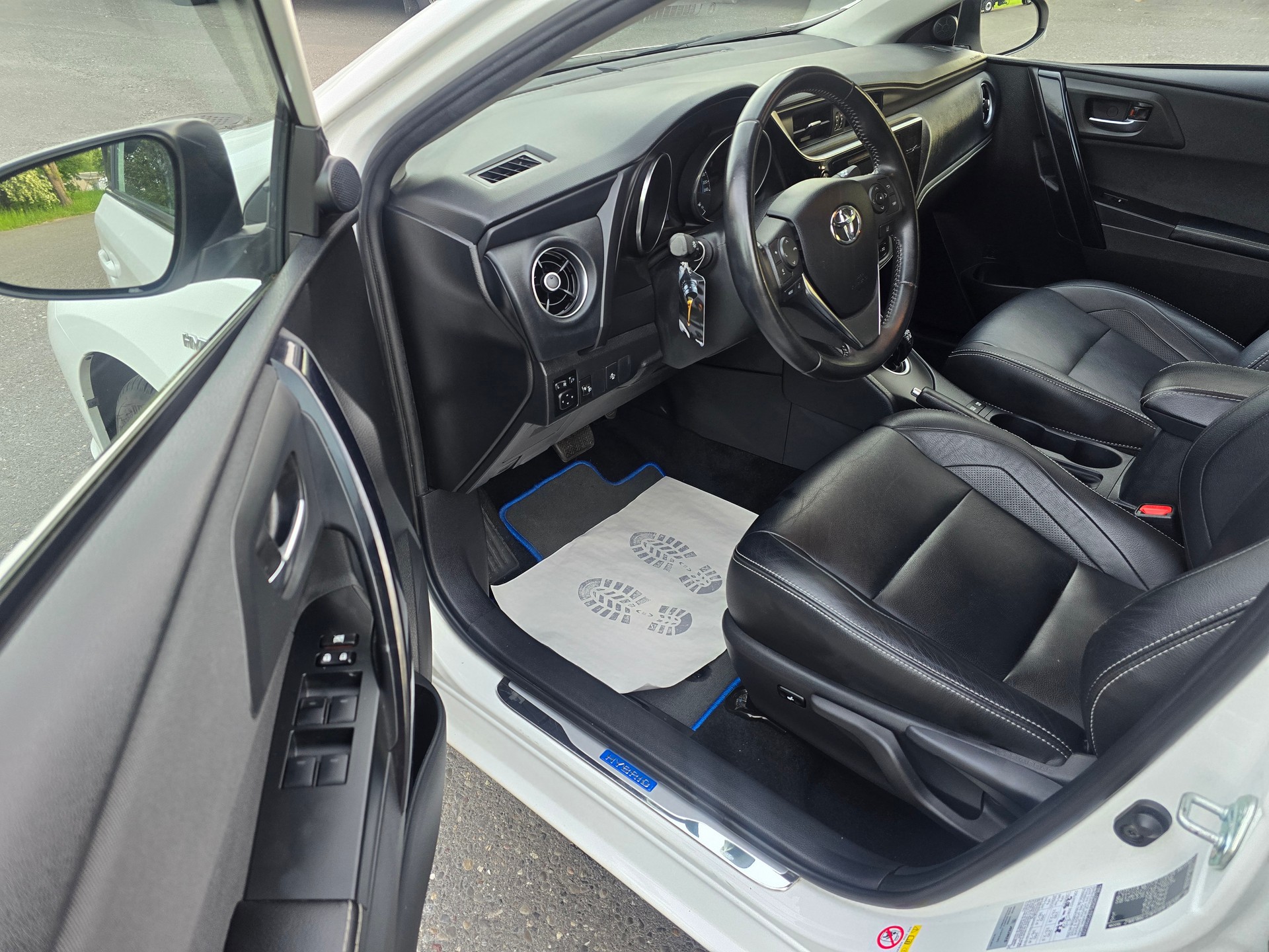 TOYOTA Auris Touring Sports 1.8 HSD Trend e-CVT-image-13