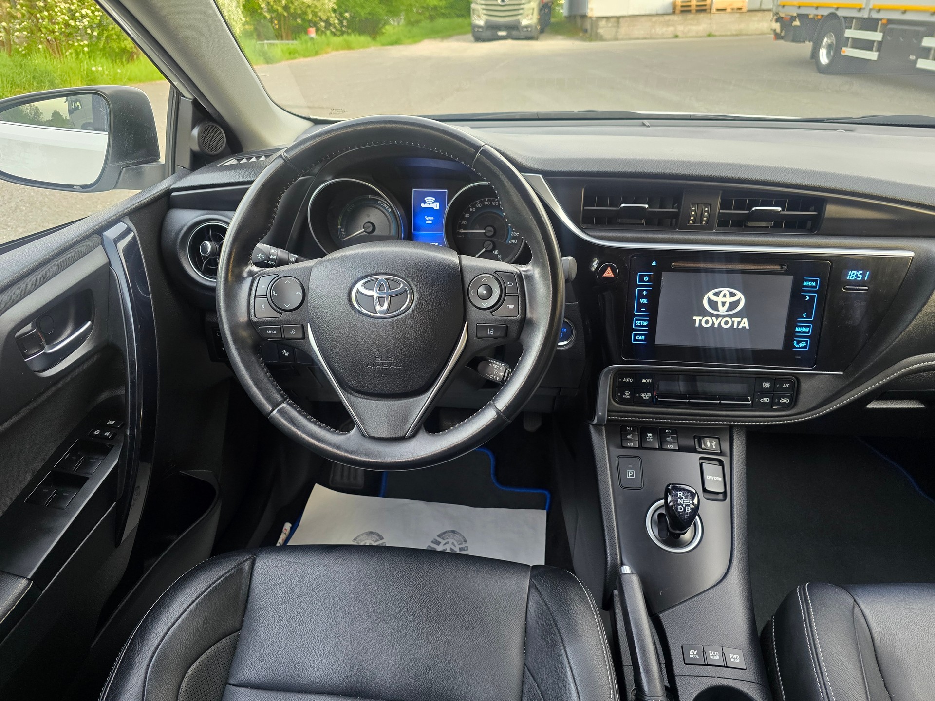 TOYOTA Auris Touring Sports 1.8 HSD Trend e-CVT-image-17