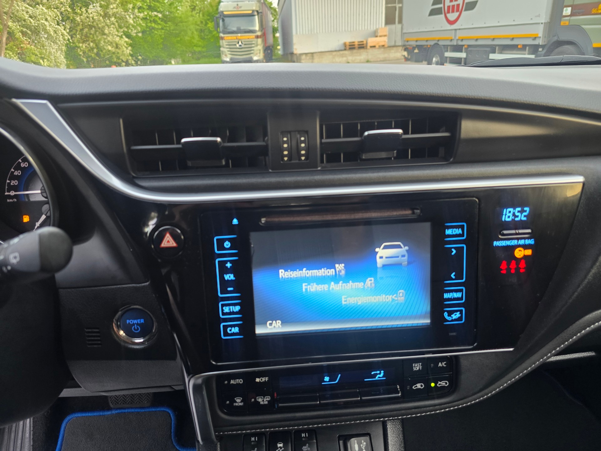 TOYOTA Auris Touring Sports 1.8 HSD Trend e-CVT-image-26