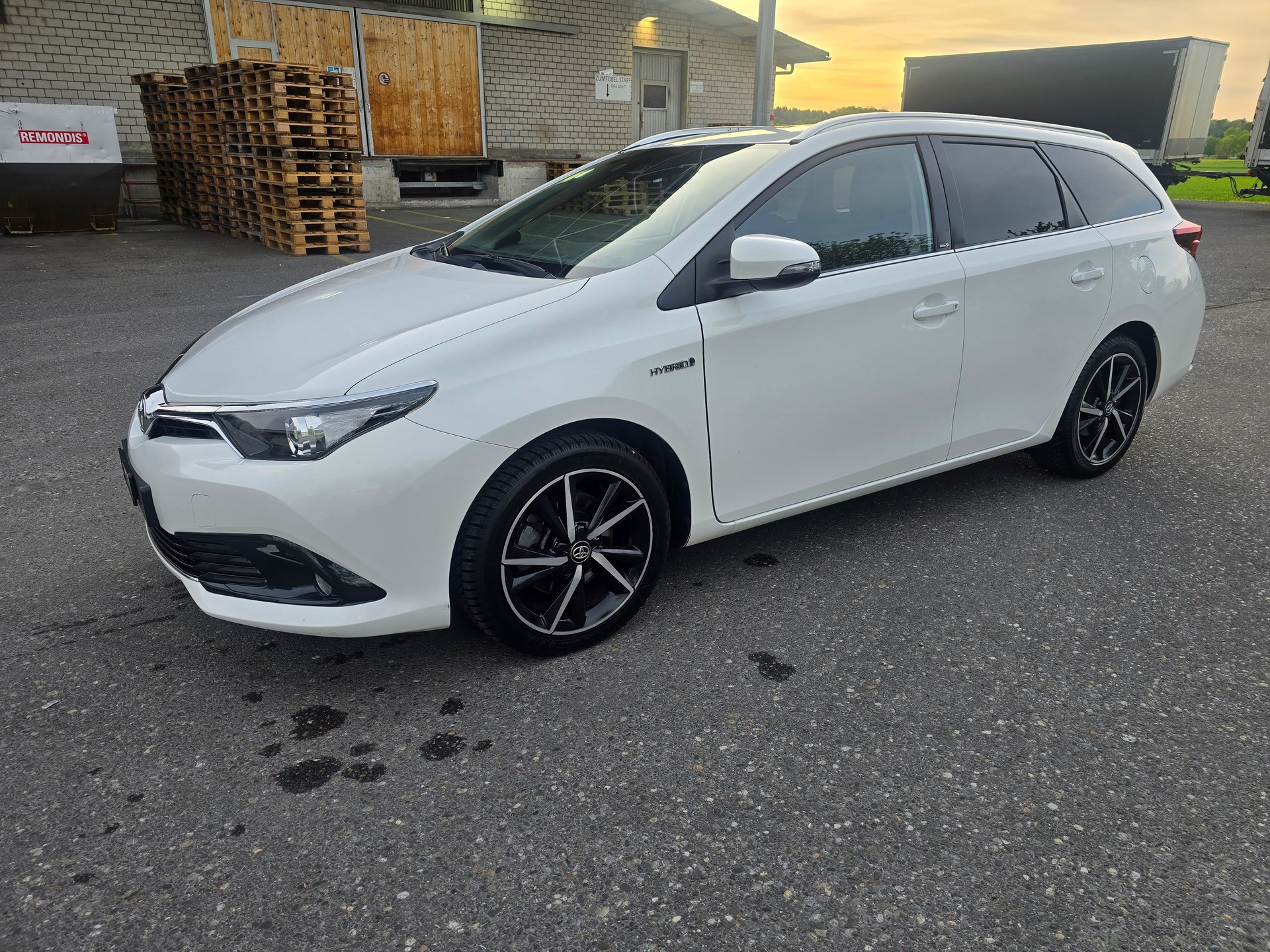 TOYOTA Auris Touring Sports 1.8 HSD Trend e-CVT-showroom-element-2