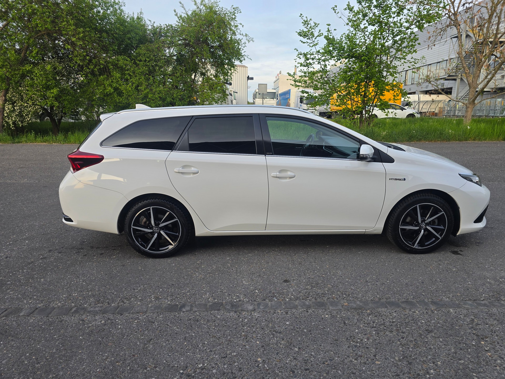 TOYOTA Auris Touring Sports 1.8 HSD Trend e-CVT-image-9