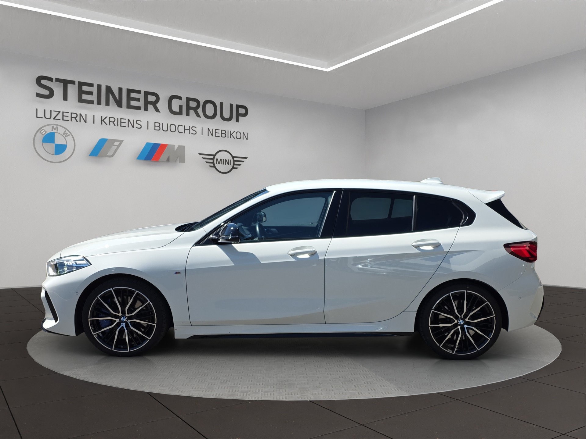 BMW M135i xDrive Steptronic-image-5