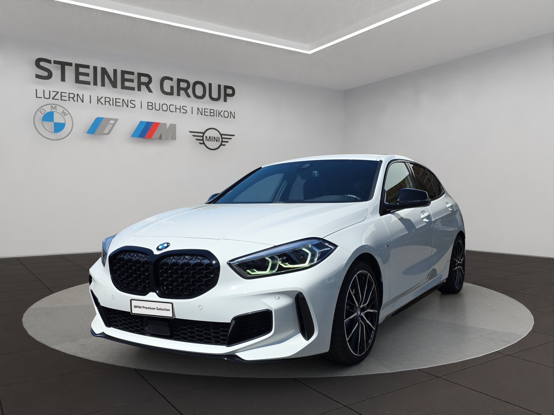 BMW M135i xDrive Steptronic-image-0