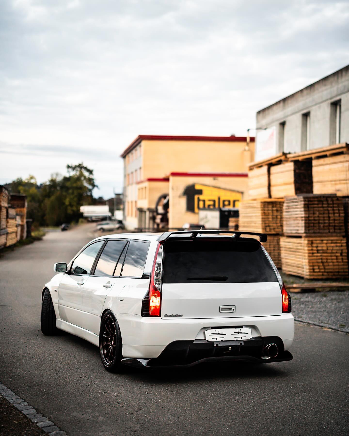 MITSUBISHI EVO Wagon-image-1