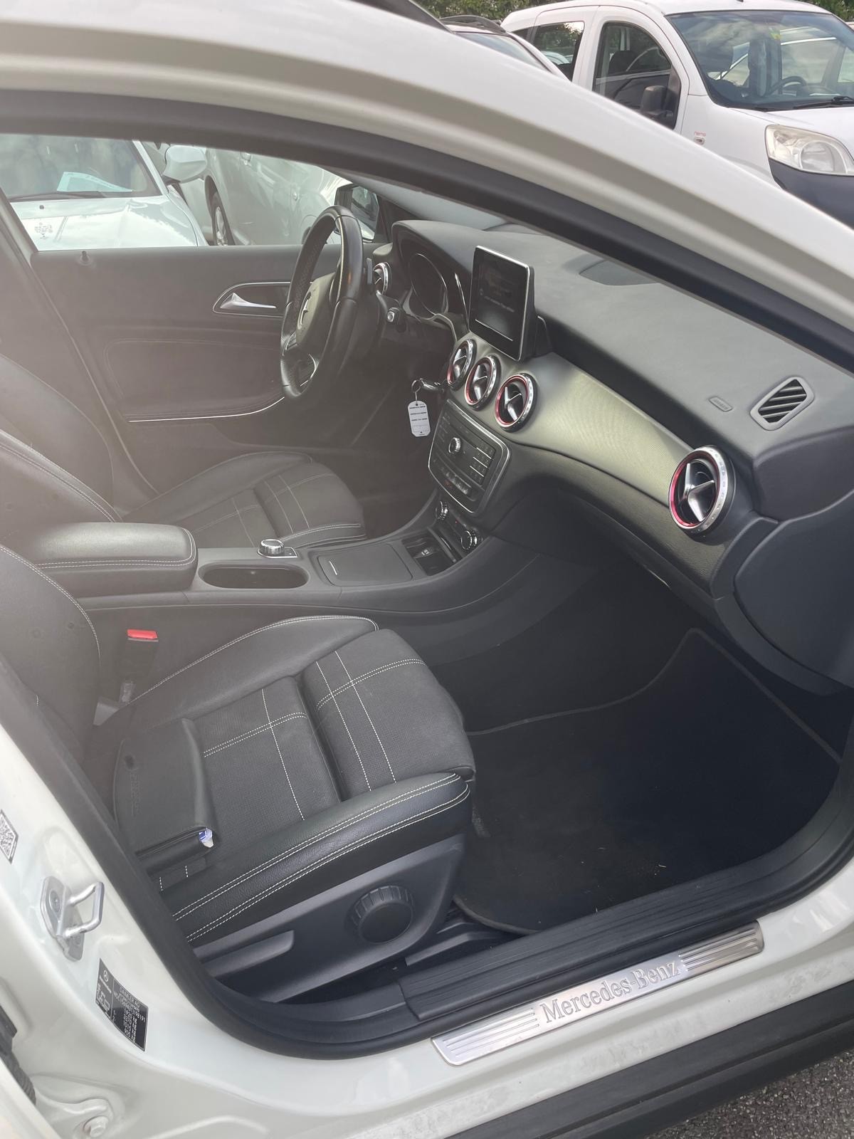 MERCEDES-BENZ GLA 200 Urban 7G-DCT-image-2